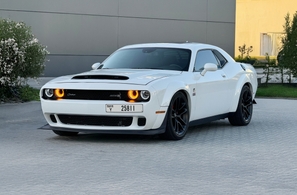 Rent Esquivar Challenger SRT V8 2021