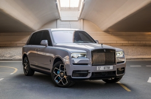 Rent Rolls Royce Insignia negra de Cullinan 2024