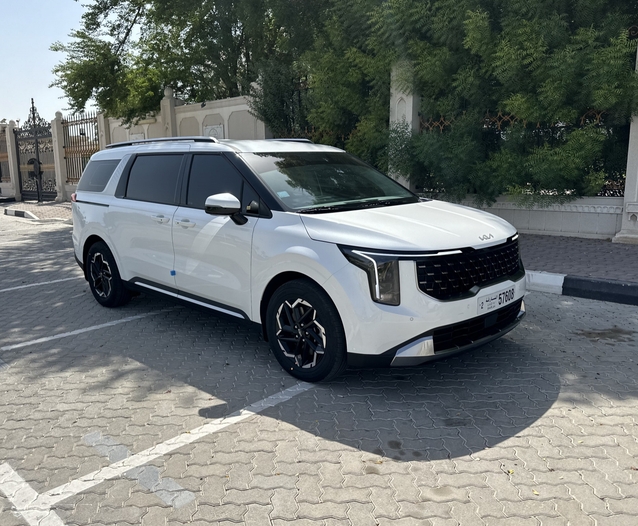 White Kia Carnival seven seater MPV representing Smart Group car rental for groups in Dubai and UAE