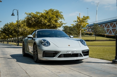 Rent بورش  911 كاريرا مكشوفة 2024