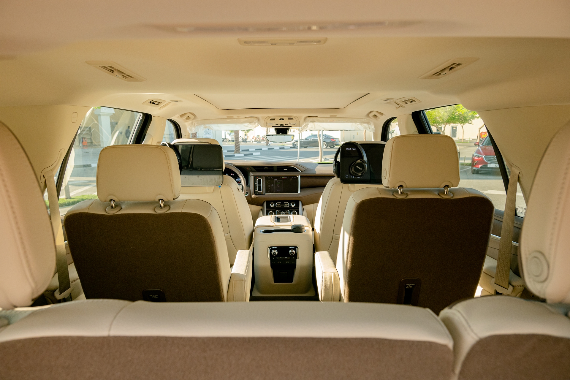 Черный GMC Yukon Denali 2022 год