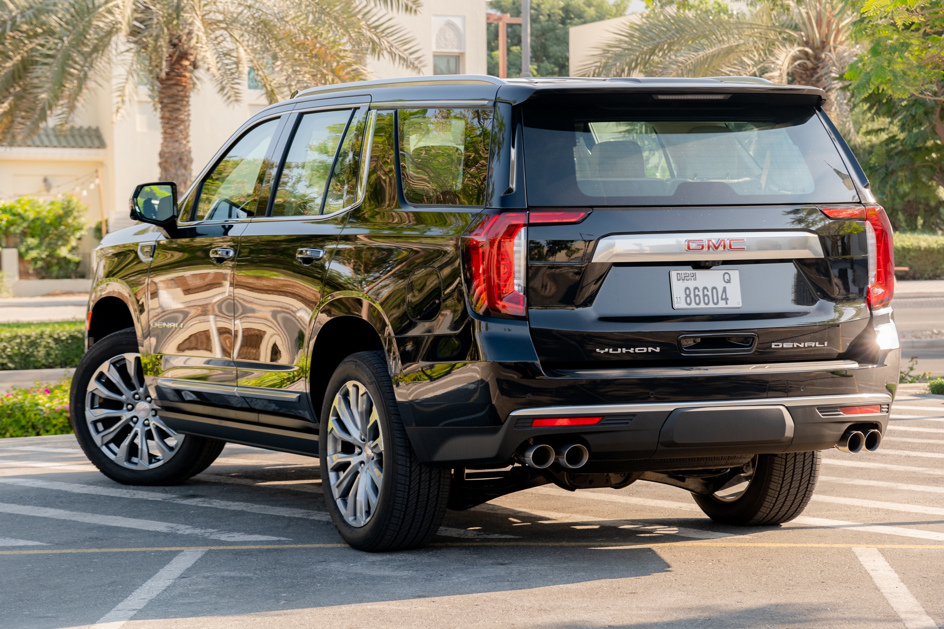 Schwarz GMC Yukon Denali 2022