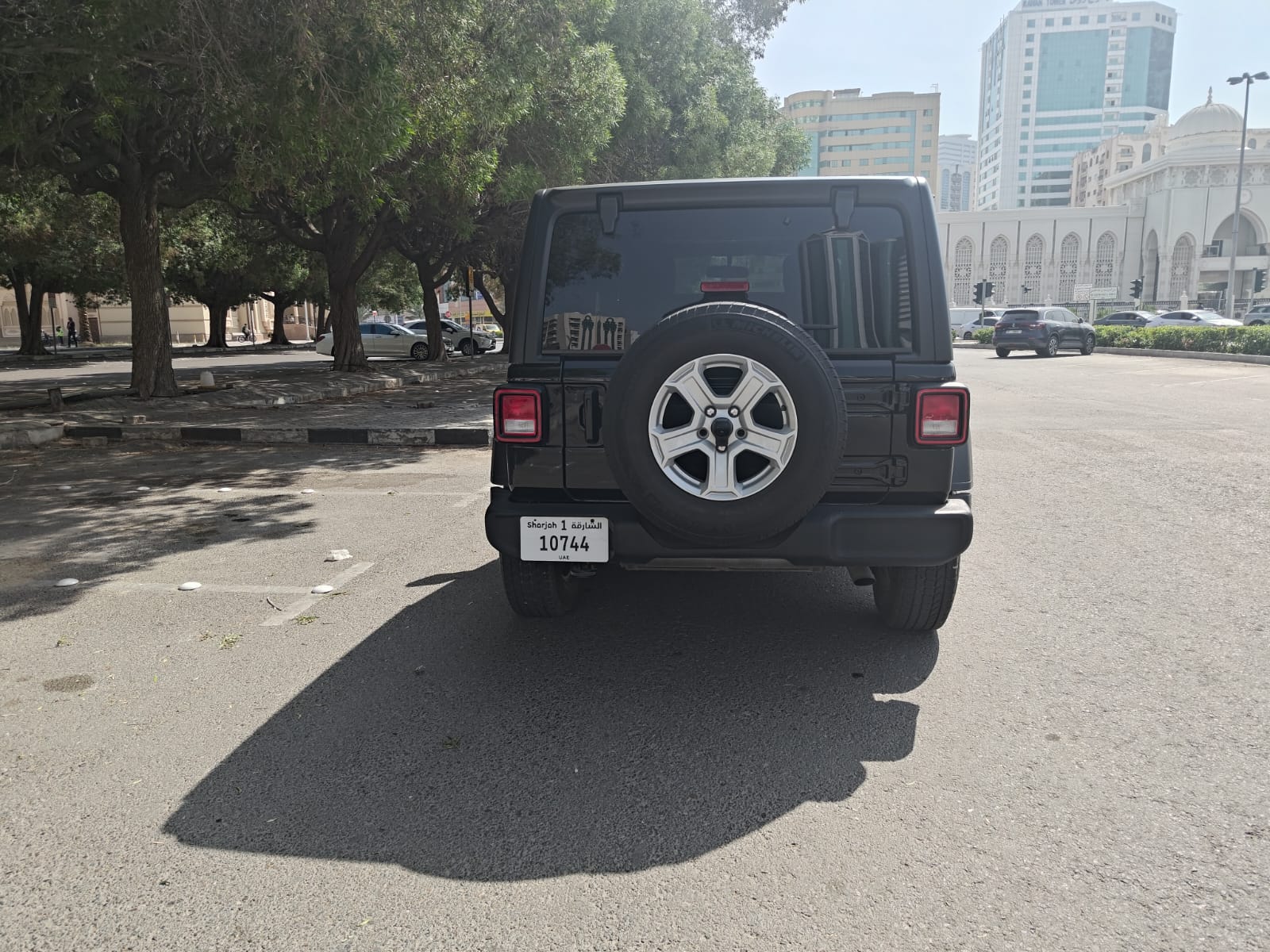 Черный Jeep Wrangler Sport S 2022 год