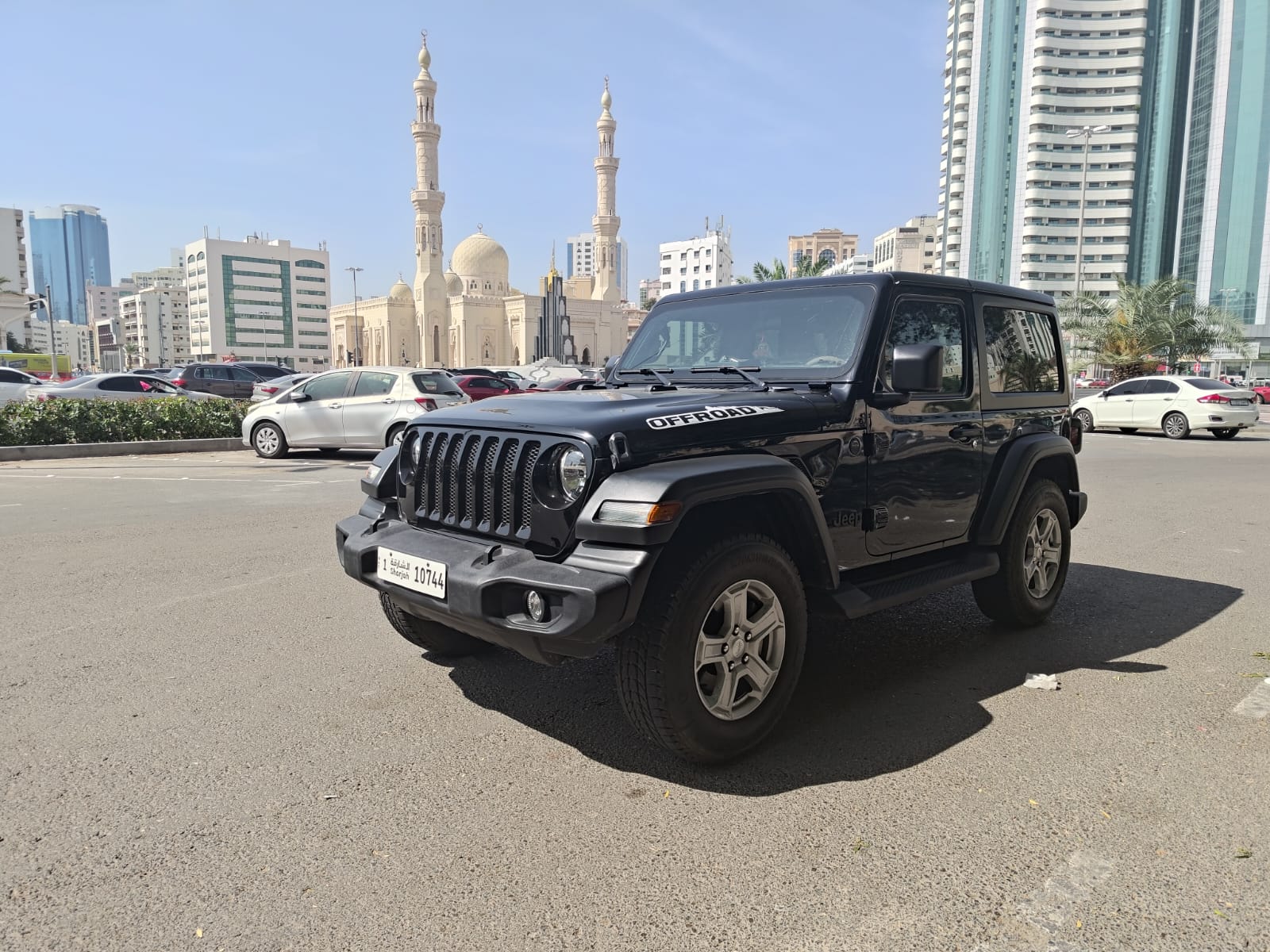 Черный Jeep Wrangler Sport S 2022 год