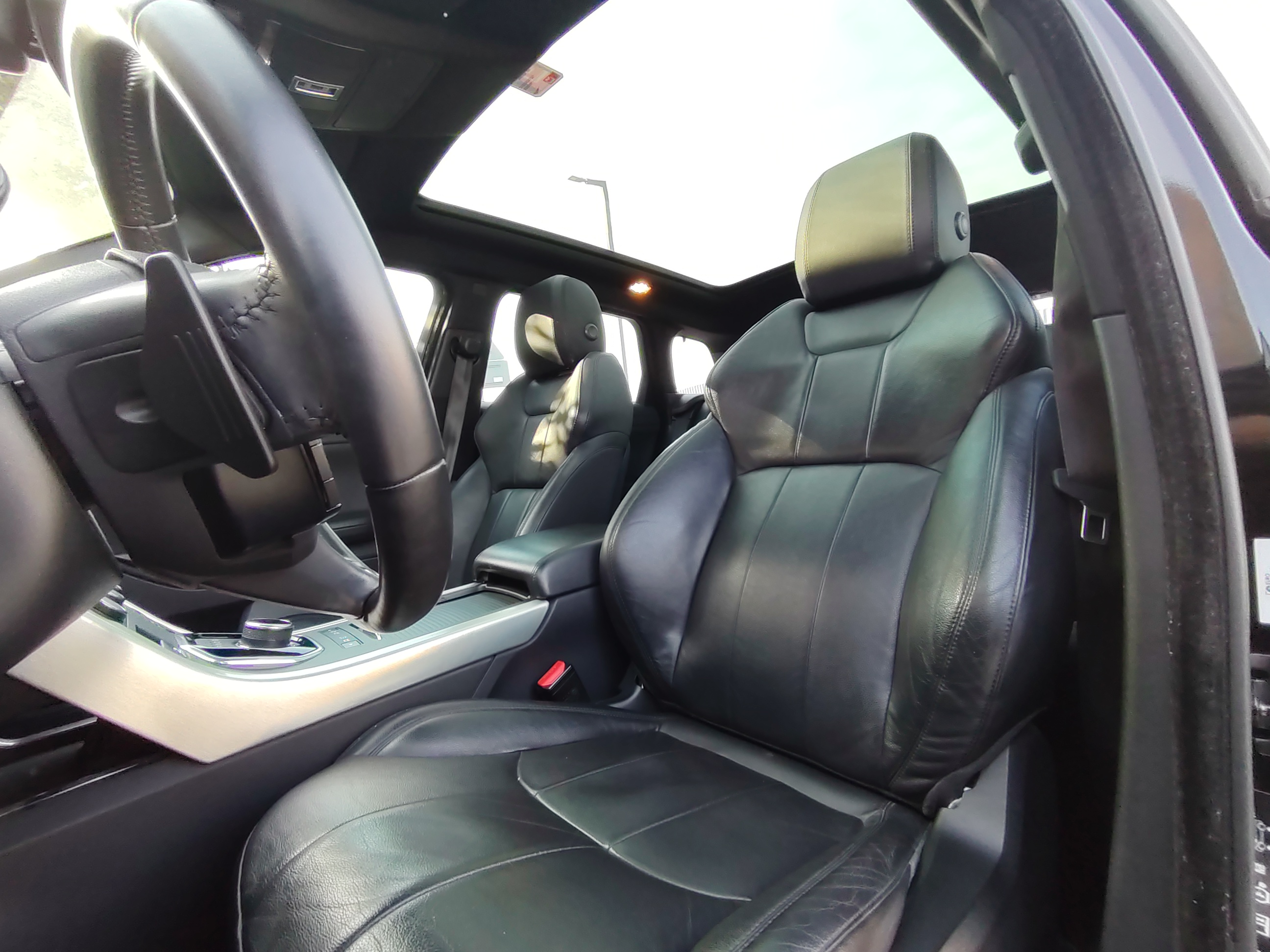 Black Land Rover Range Rover Evoque HSE 2019
