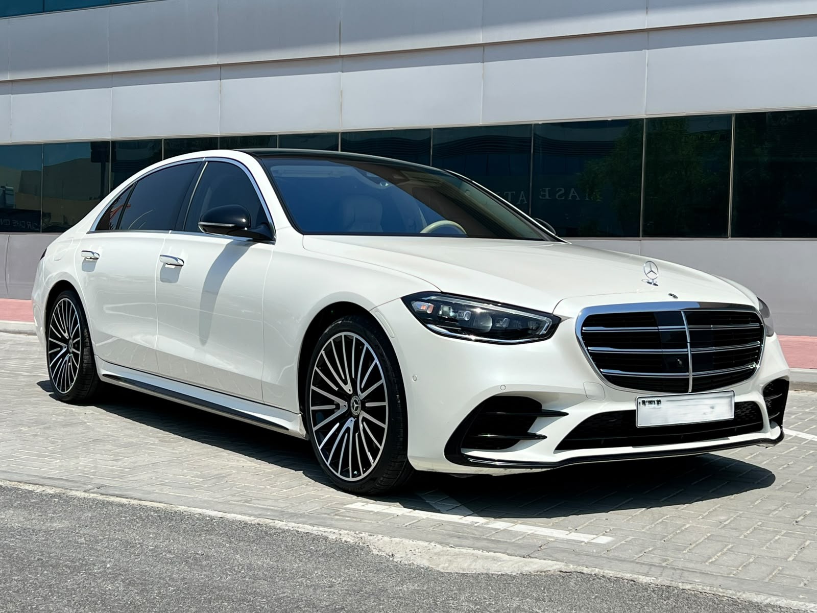 White Mercedes Benz S580 2022 White Mercedes Benz S580 2022