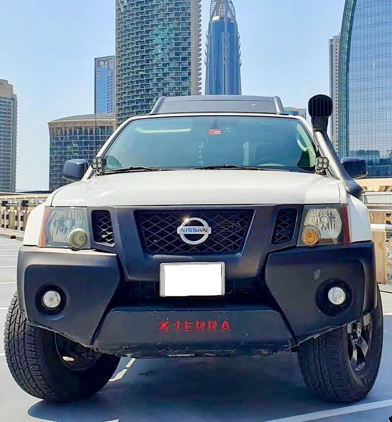 白色的 日产 Xterra S 2010