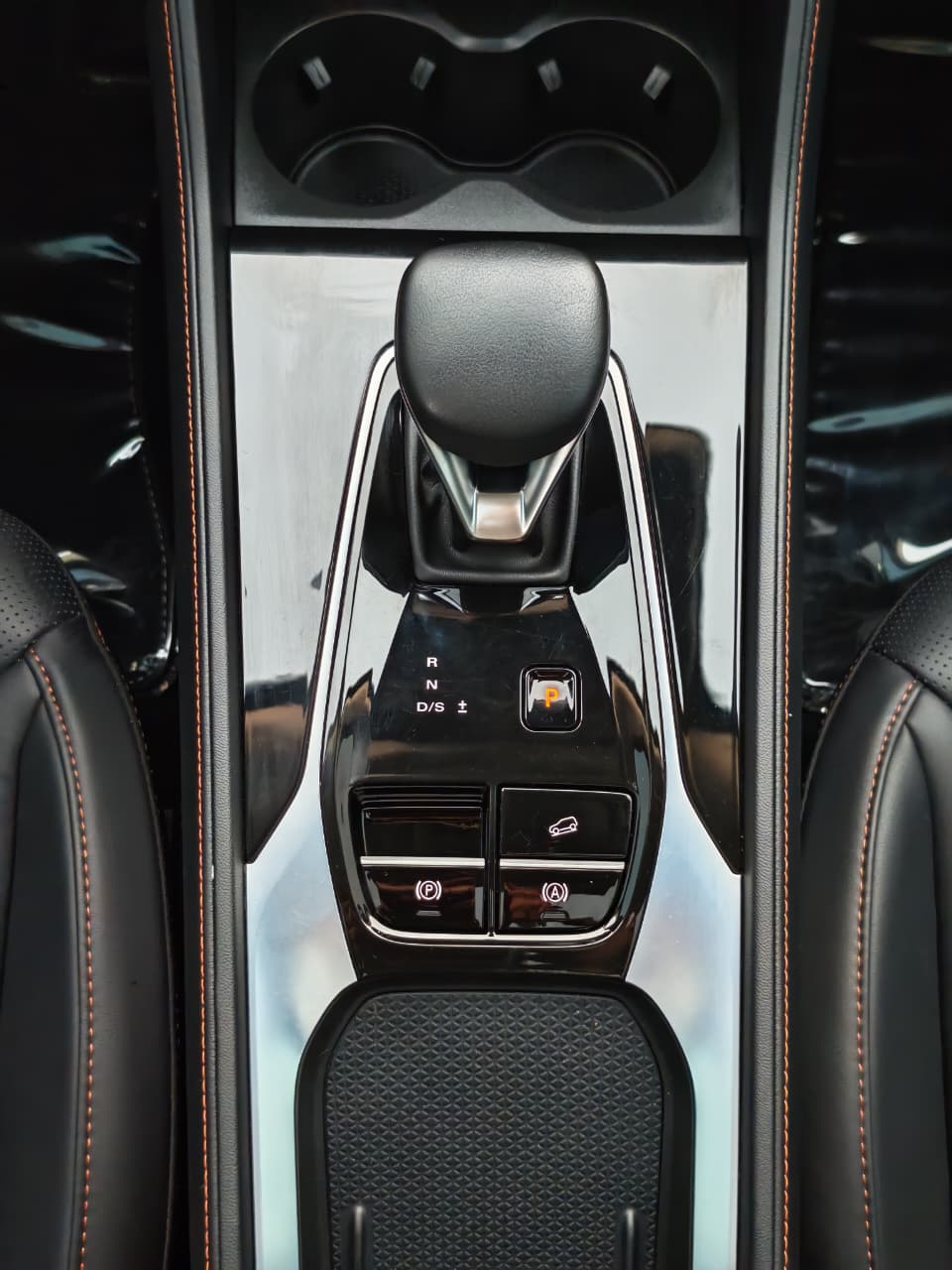 Белый MG HS Luxury 2025 год