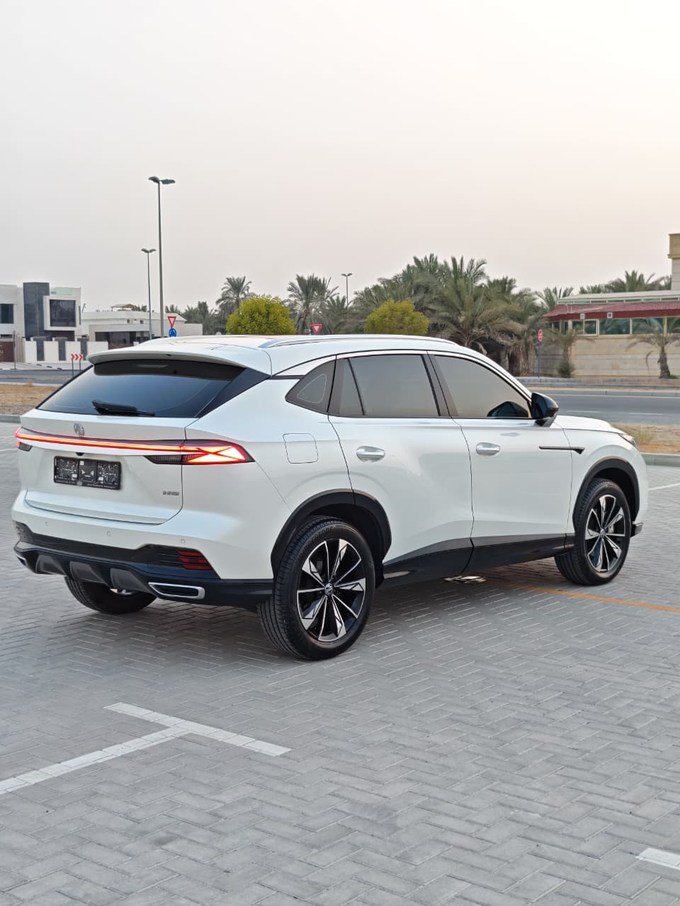 Белый MG HS Luxury 2025 год