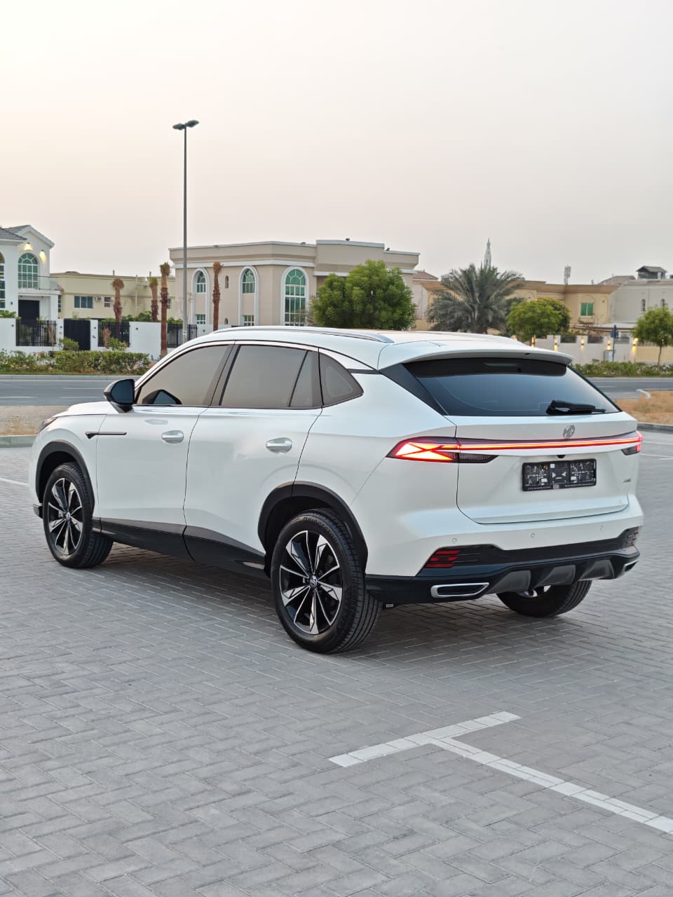 Белый MG HS Luxury 2025 год
