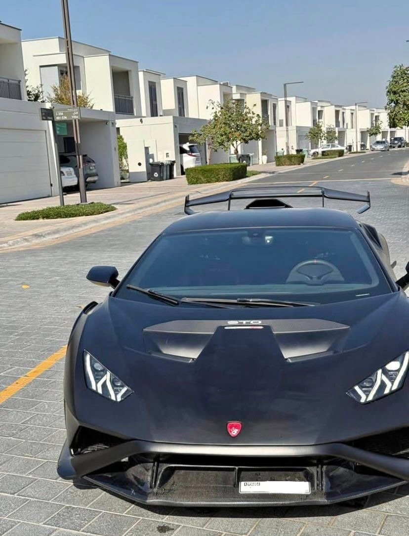 Mat zwart Lamborghini Huracan STO 2022