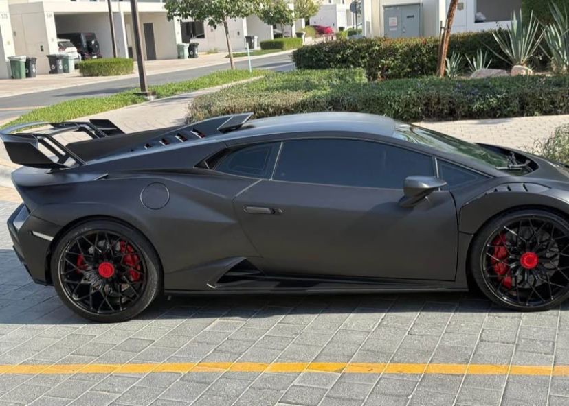 Mat zwart Lamborghini Huracan STO 2022