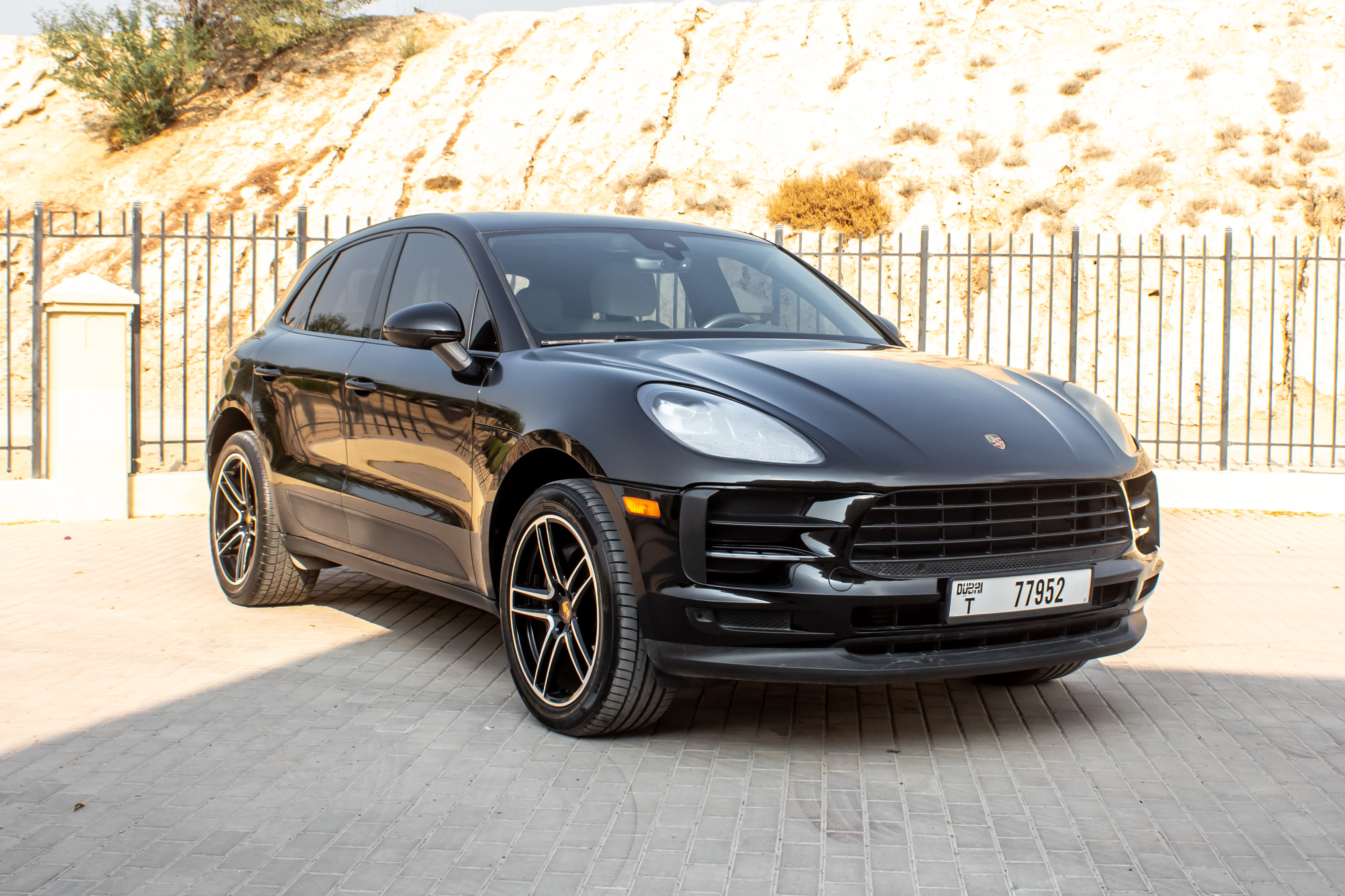 أسود بورش  Macan Standard 2021