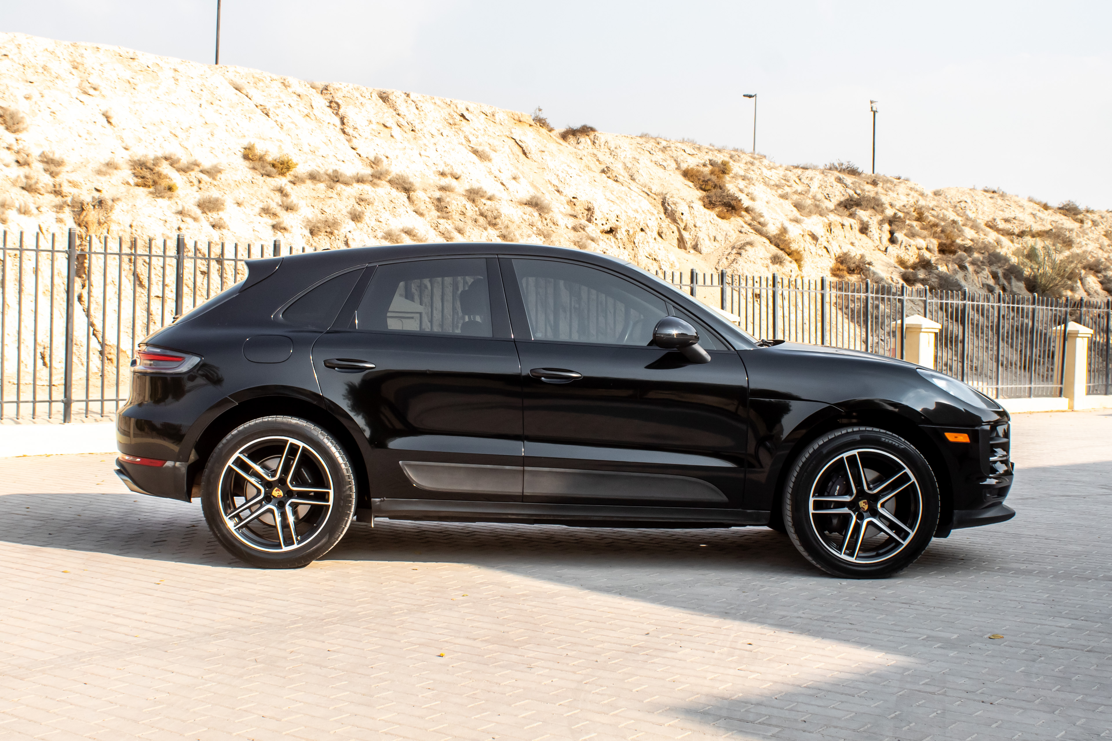 أسود بورش  Macan Standard 2021