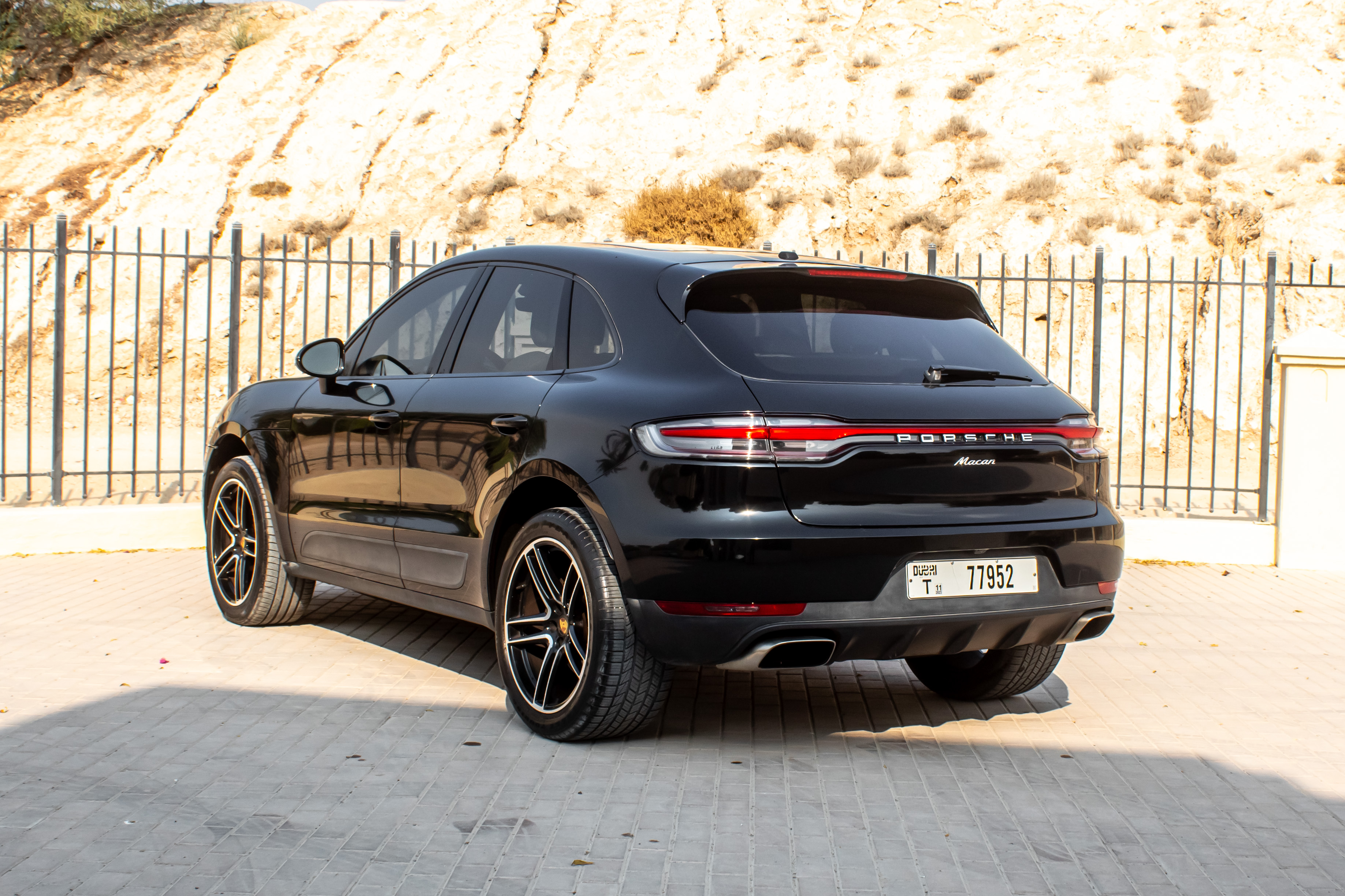 أسود بورش  Macan Standard 2021