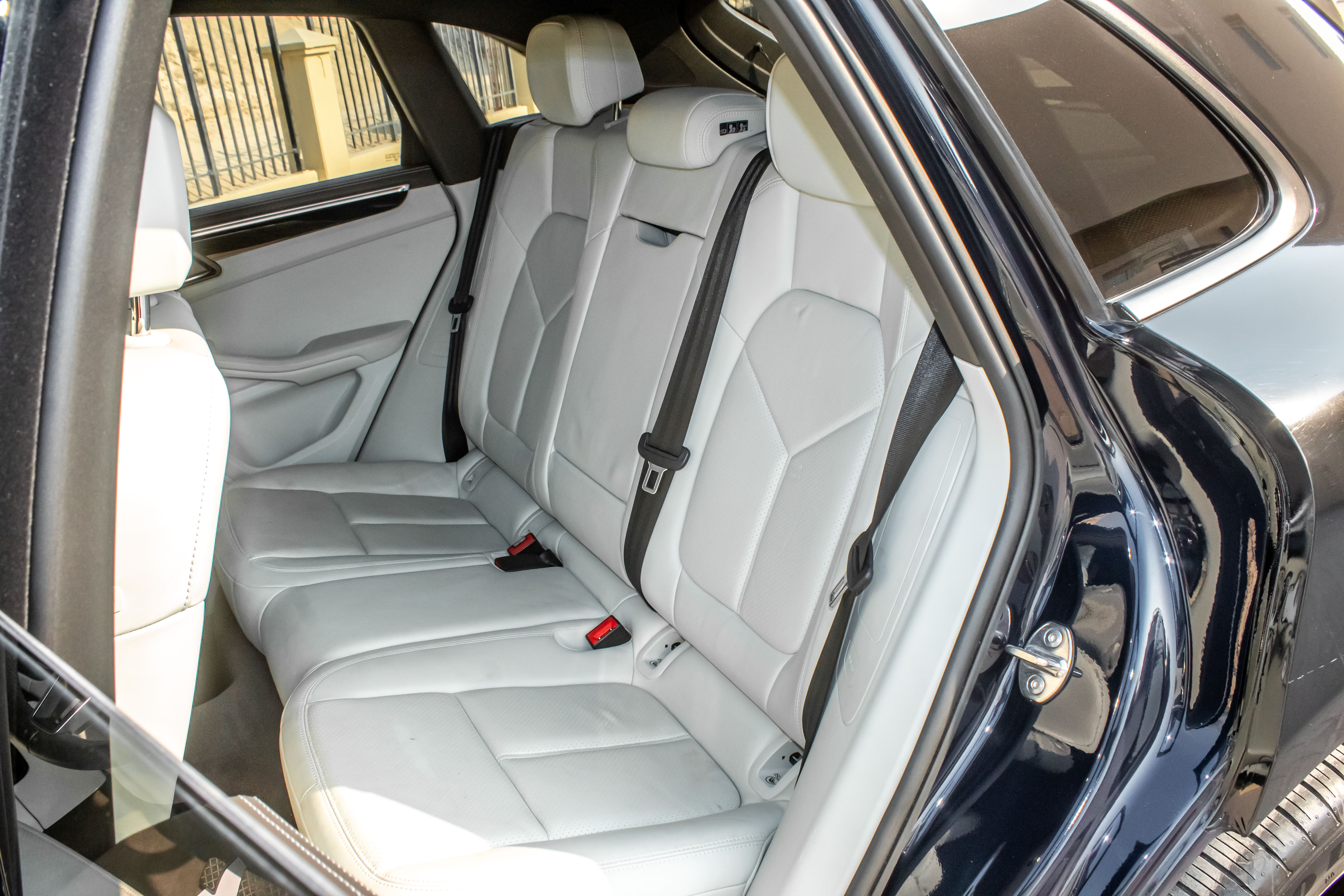 أسود بورش  Macan Standard 2021
