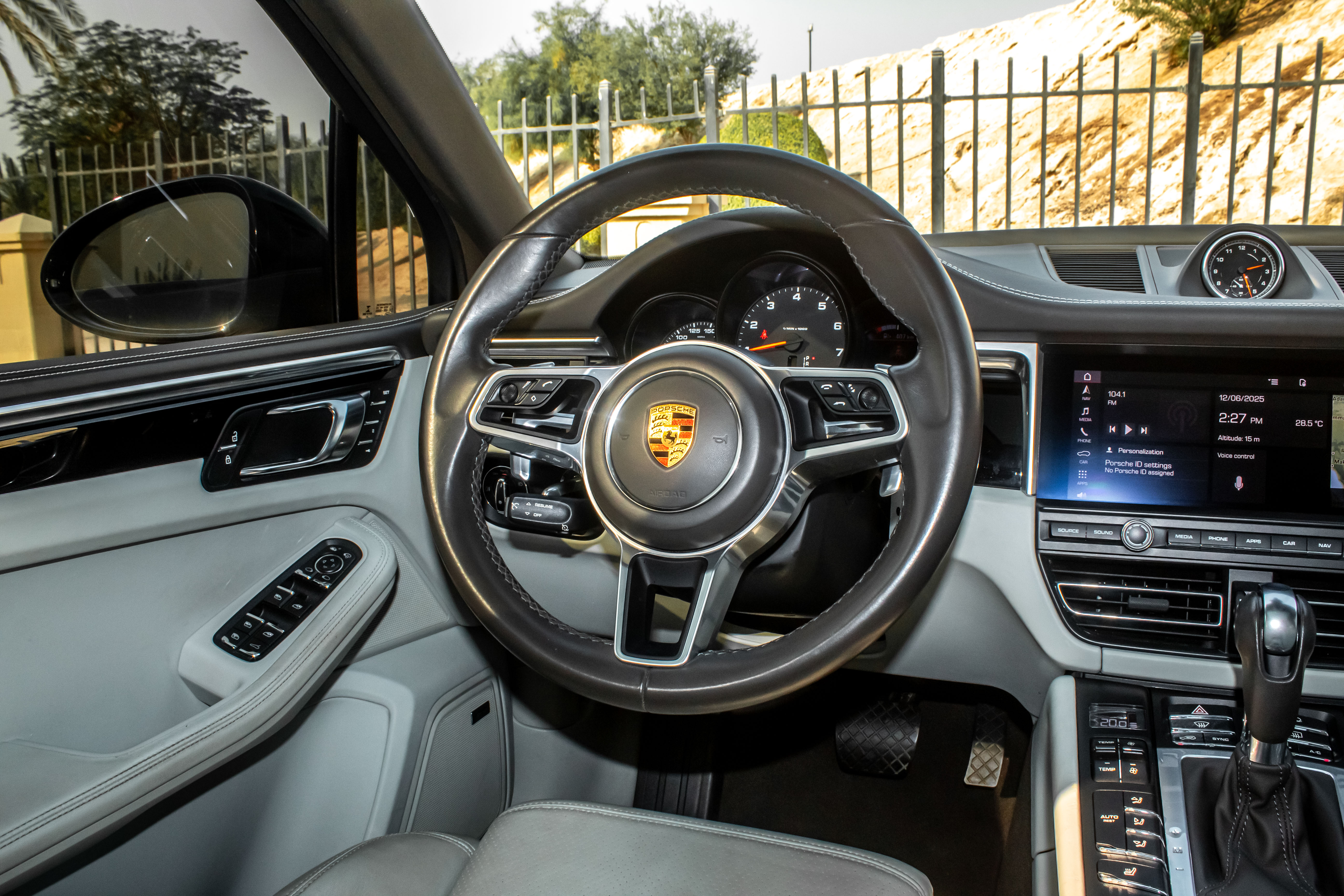 أسود بورش  Macan Standard 2021
