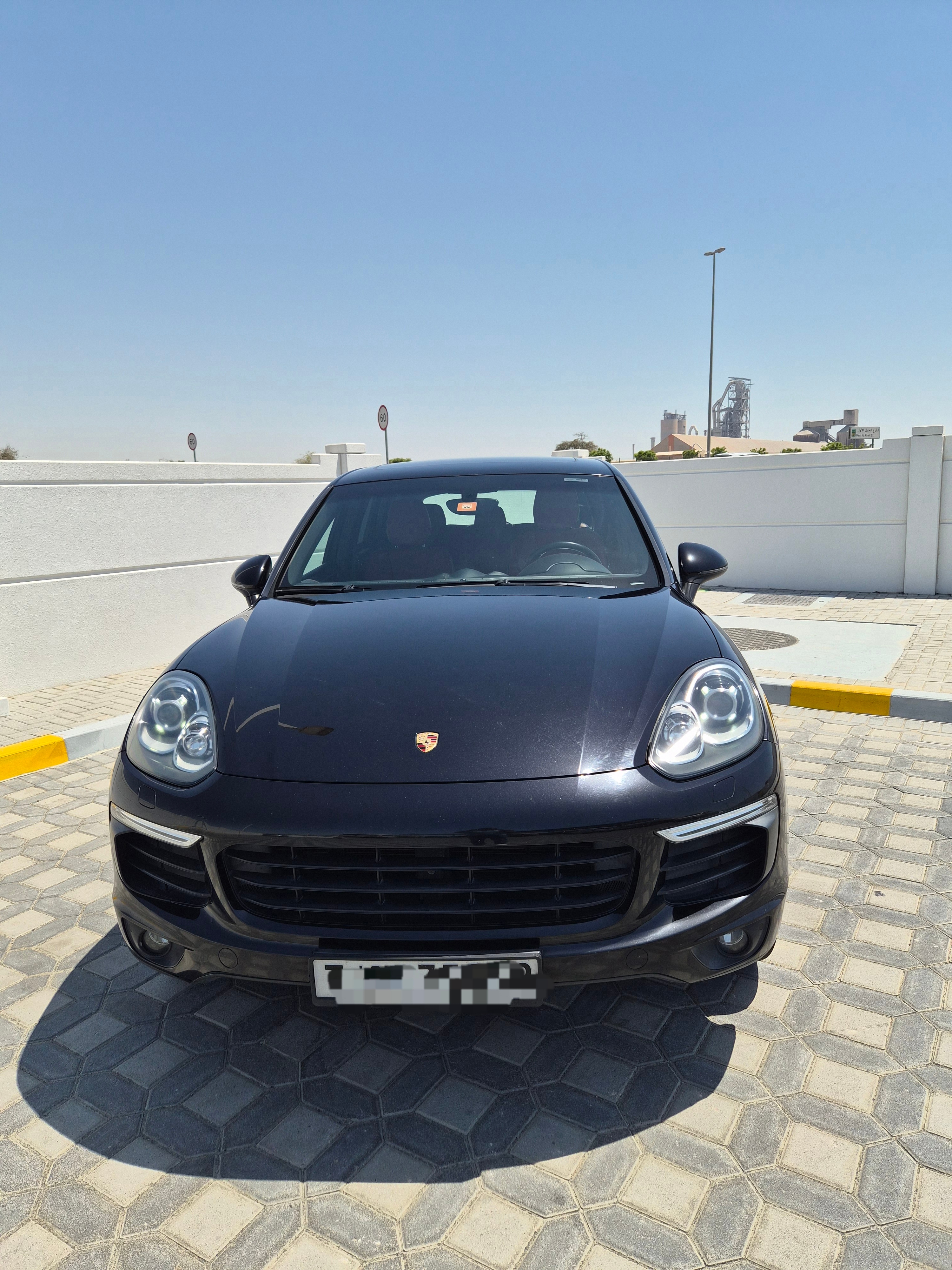 Черный Porsche Cayenne Base 2016 год