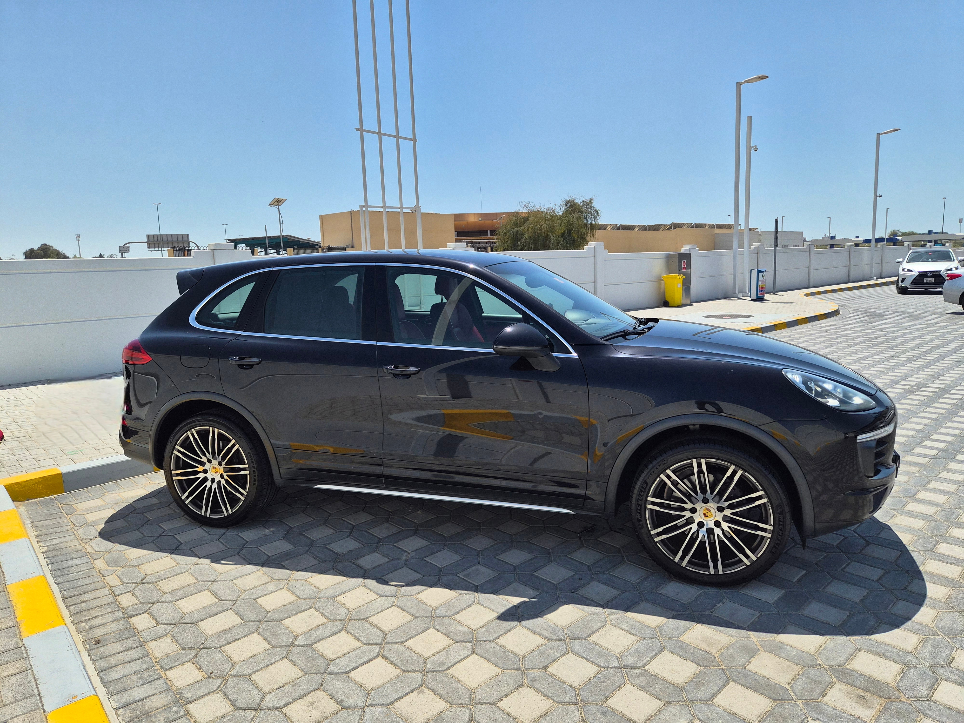 Черный Porsche Cayenne Base 2016 год