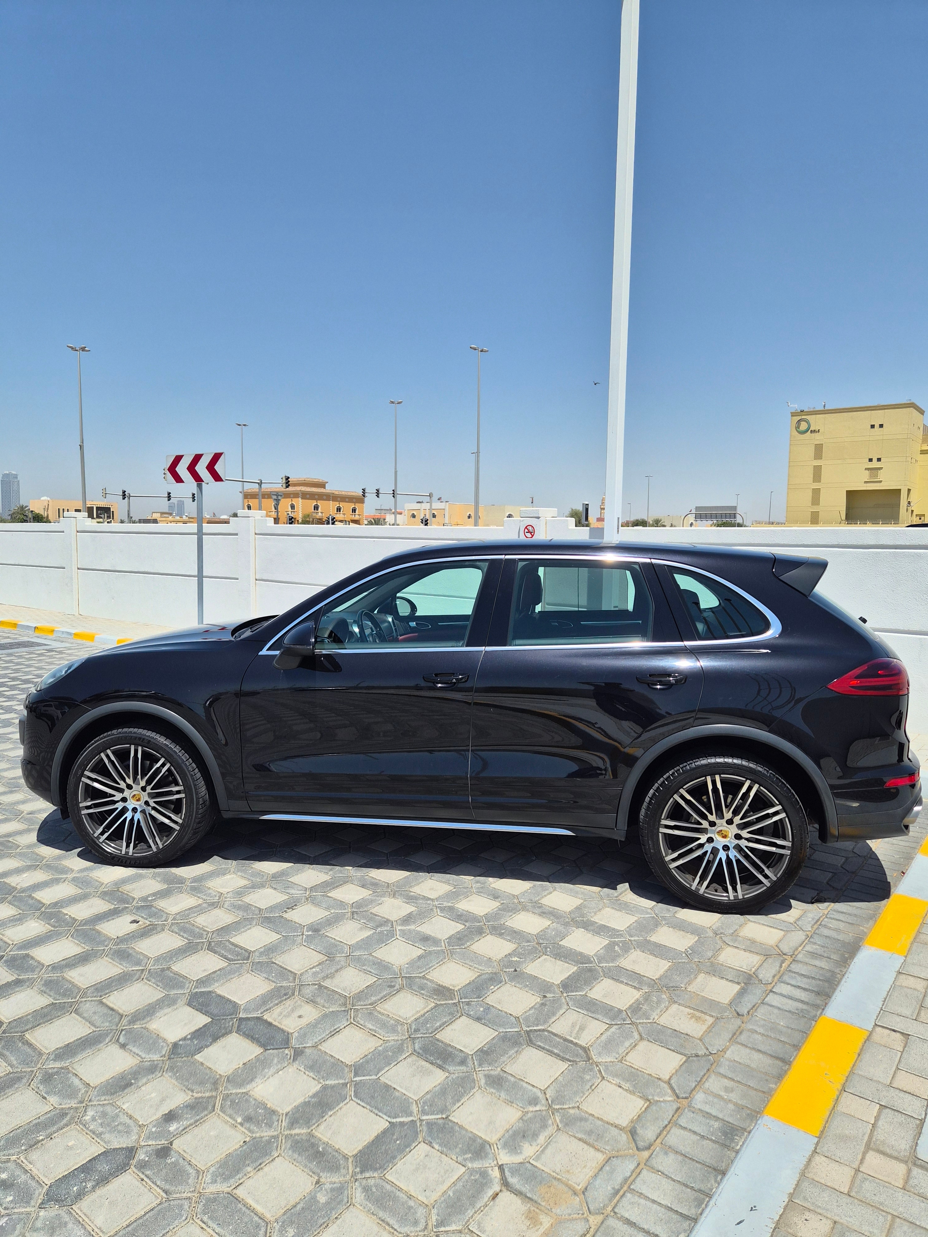 أسود بورش  Cayenne Base 2016