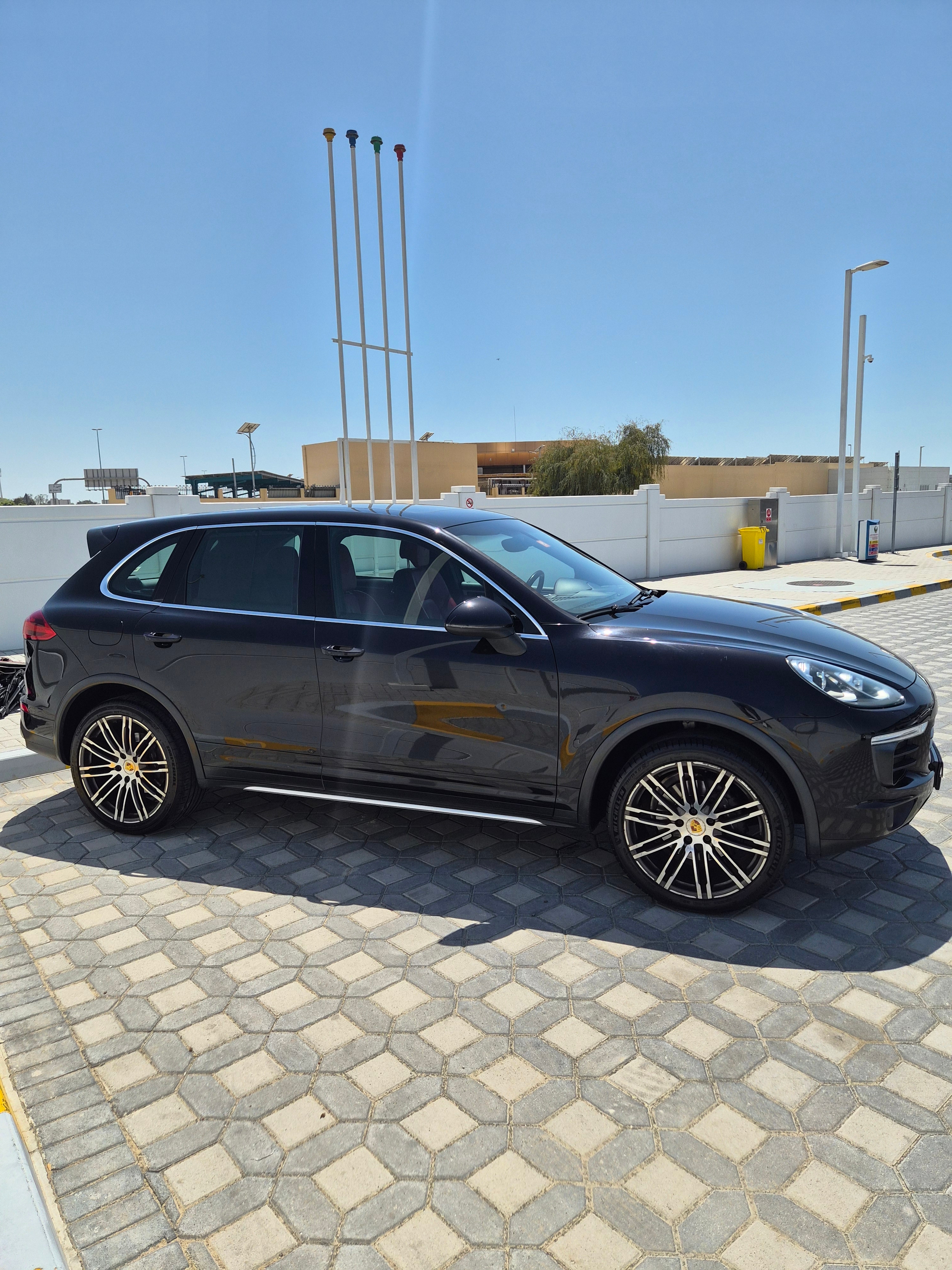 Черный Porsche Cayenne Base 2016 год
