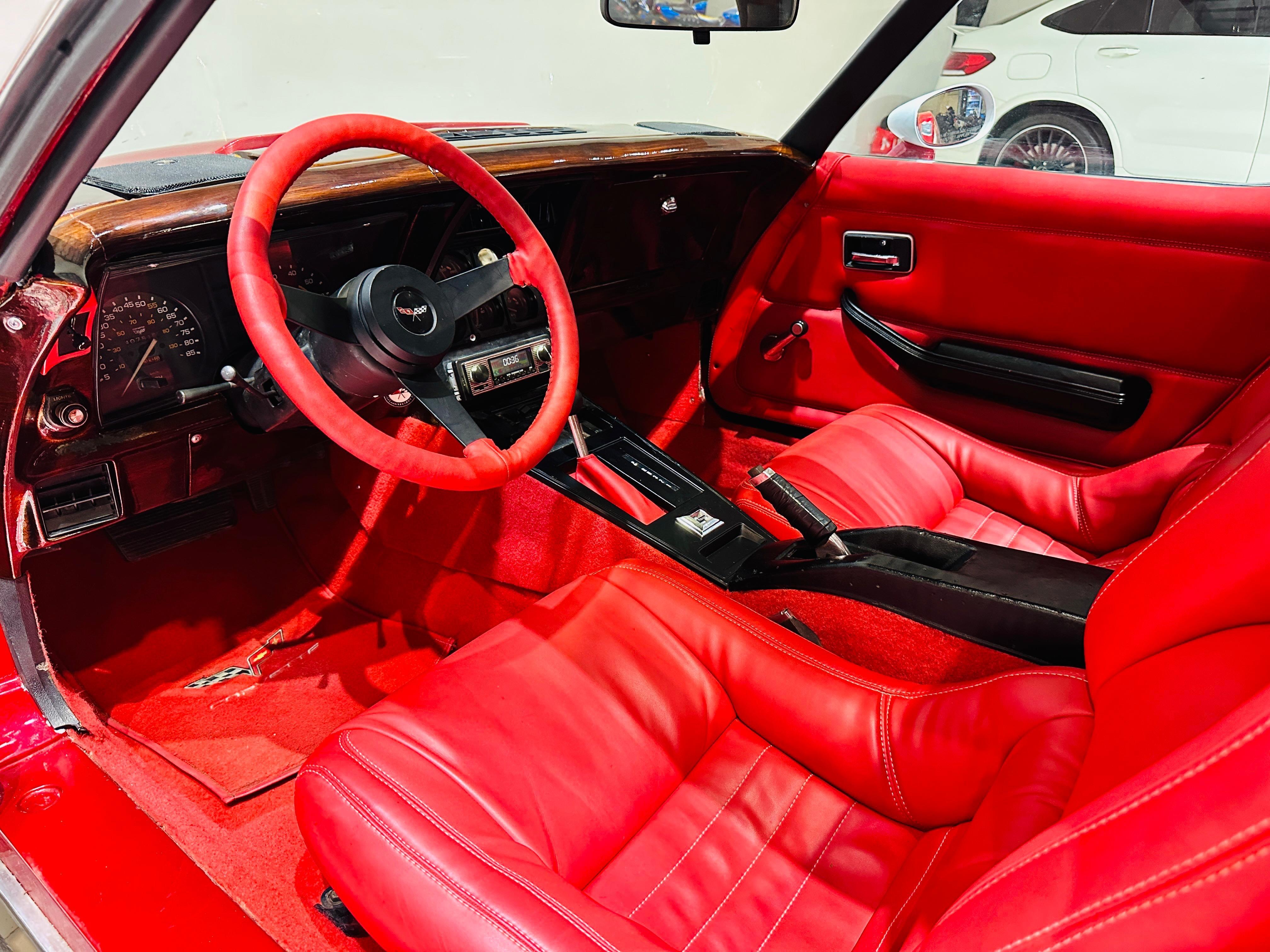 Rot Chevrolet Corvette 1980