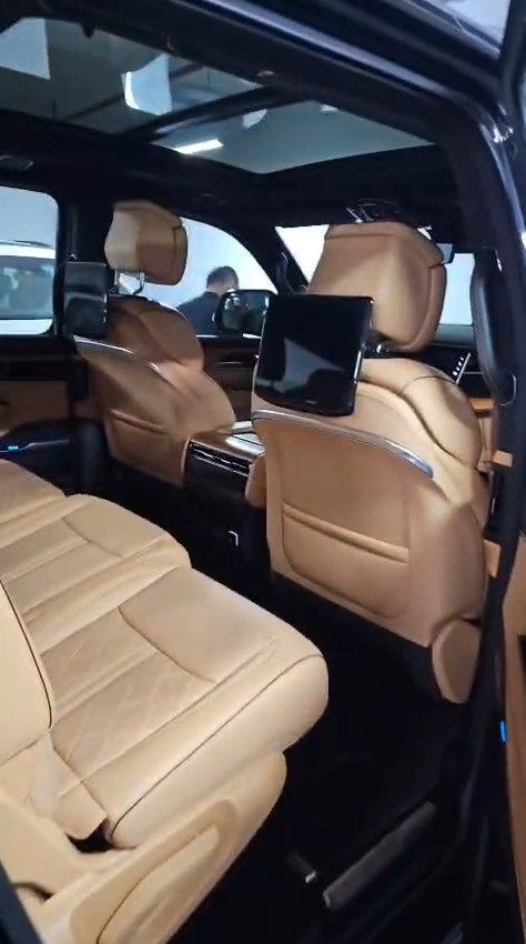 Black Jeep Grand Wagoneer Series 3 2023