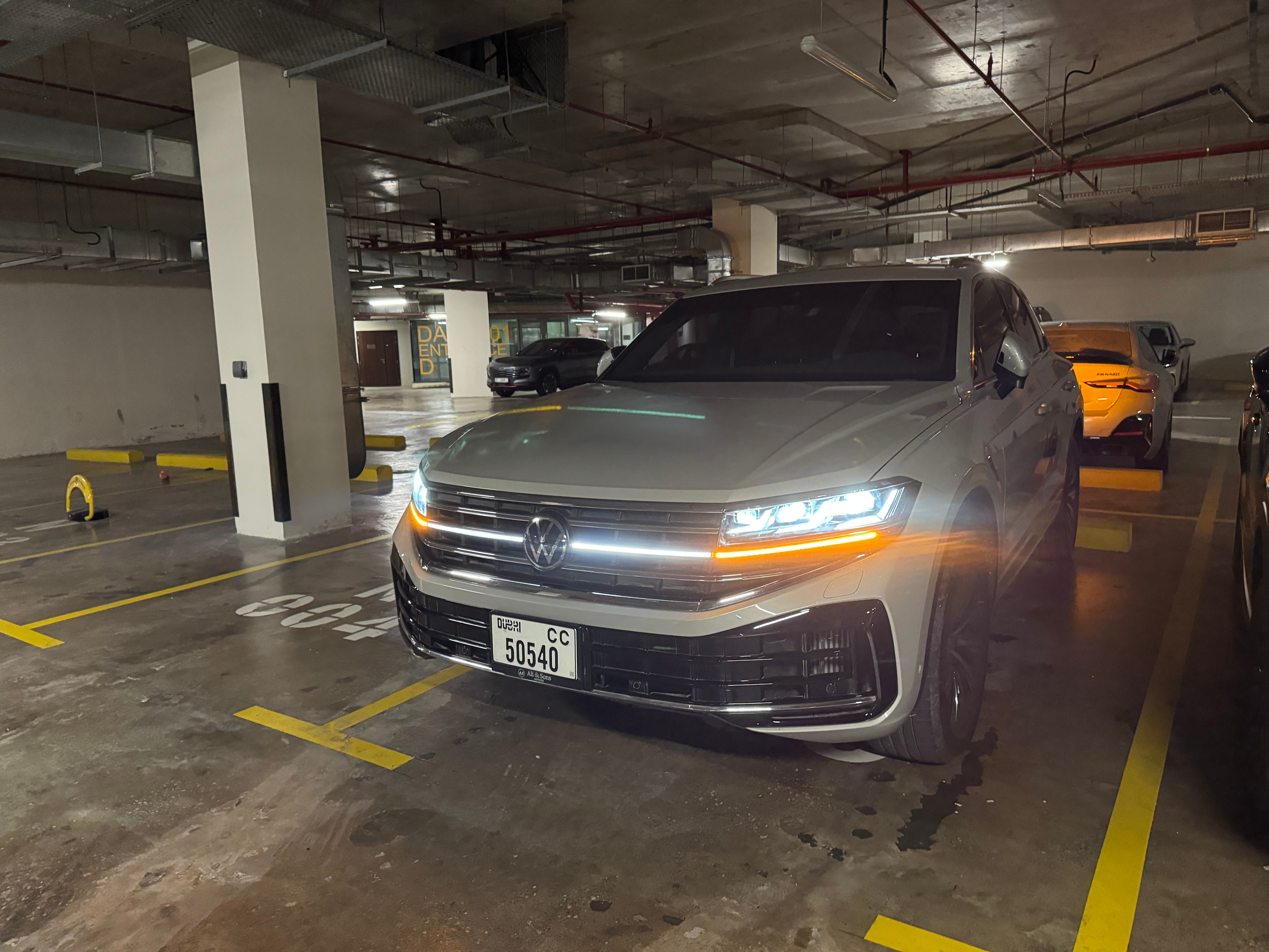 أبيض فولكس فاغن Touareg V6 2025