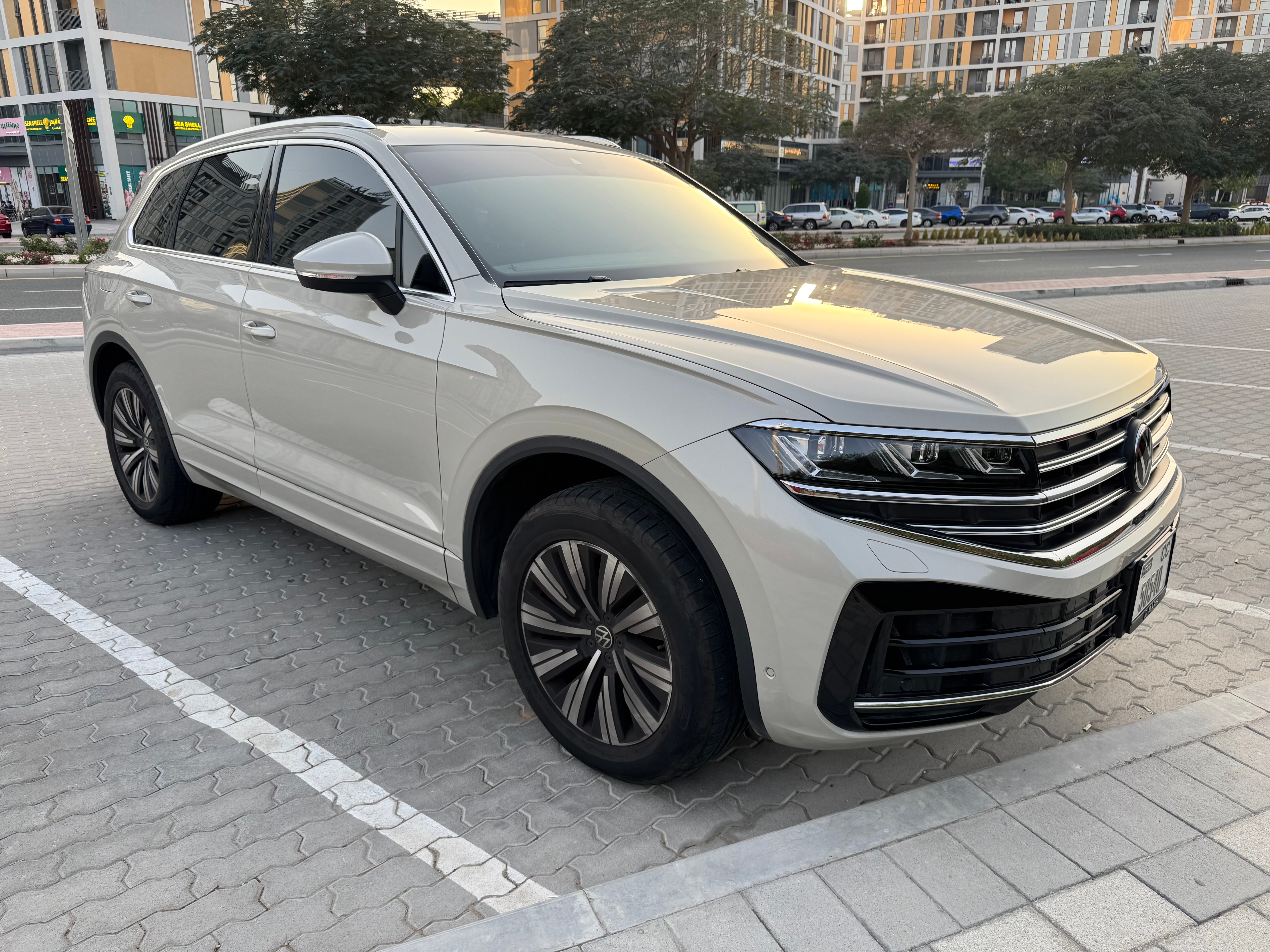 أبيض فولكس فاغن Touareg V6 2025