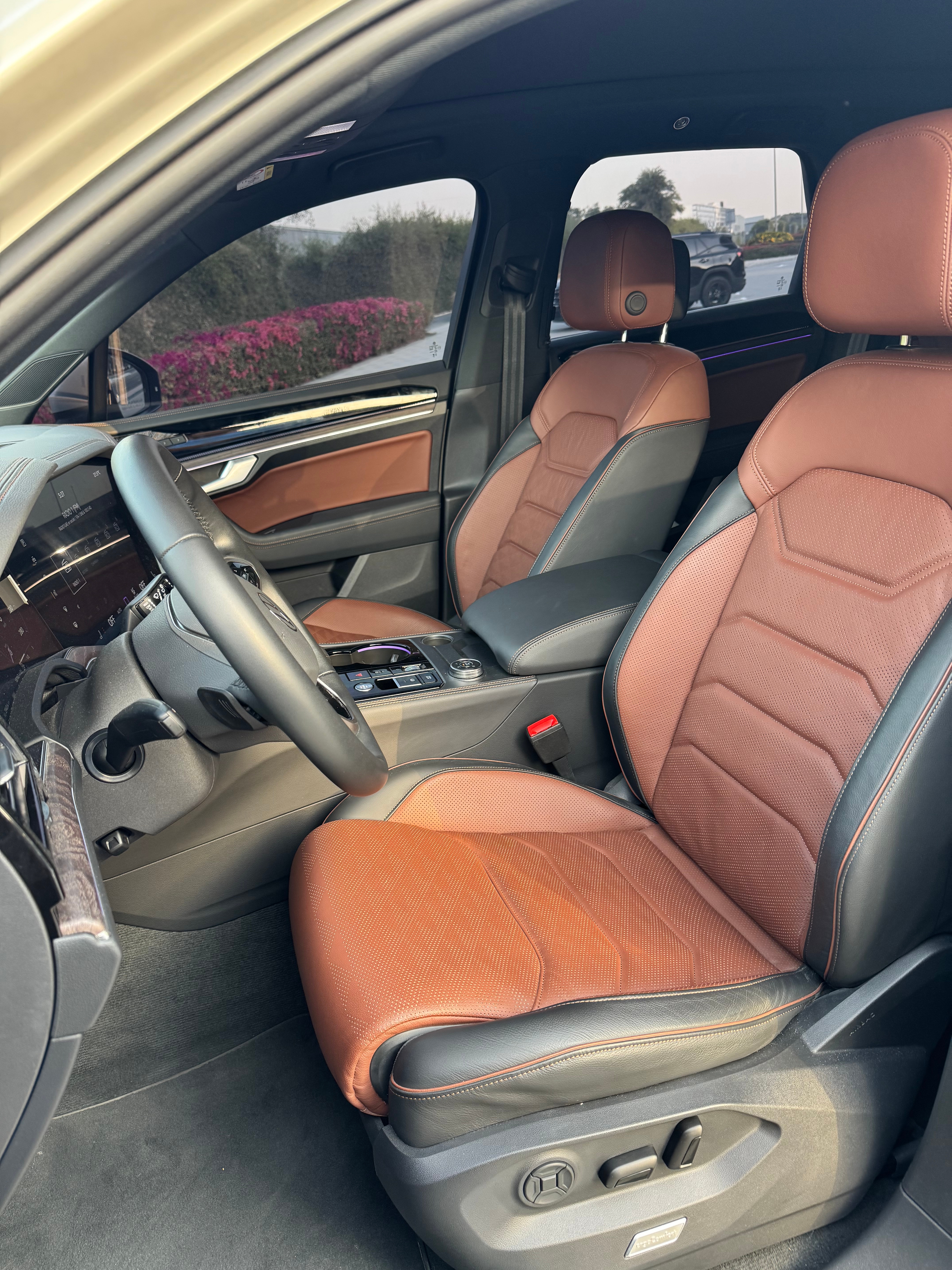 أبيض فولكس فاغن Touareg V6 2025