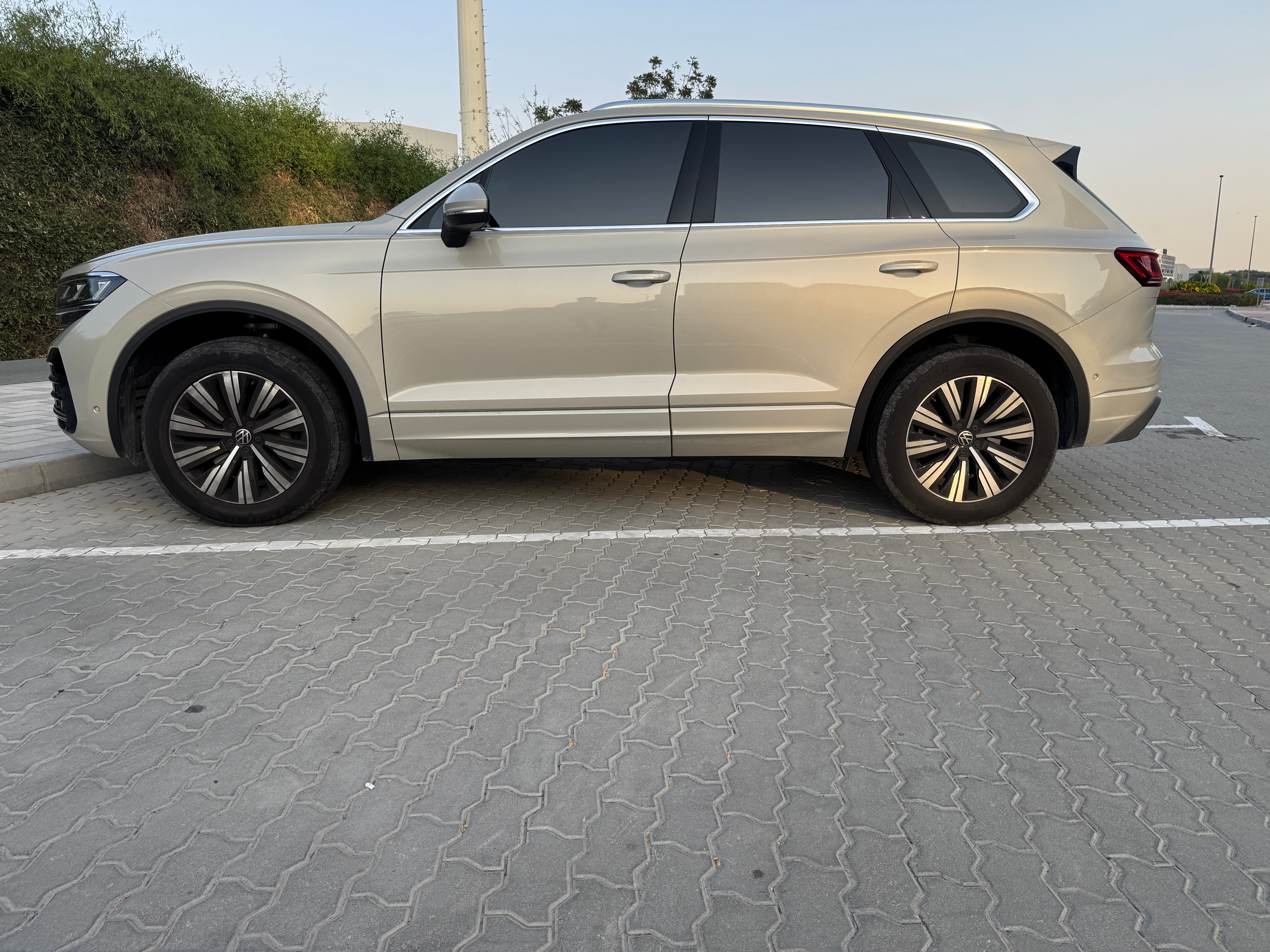 أبيض فولكس فاغن Touareg V6 2025