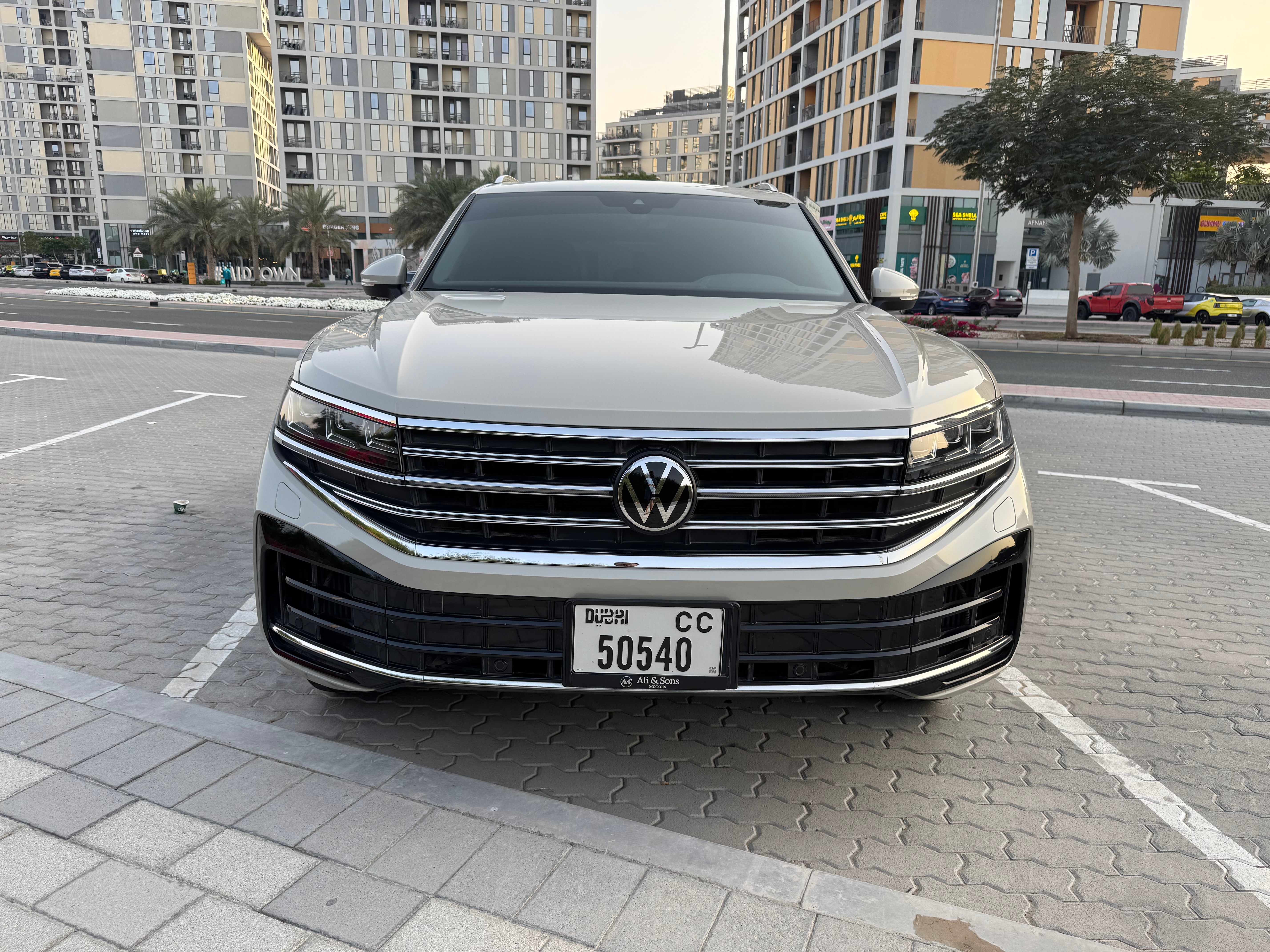 أبيض فولكس فاغن Touareg V6 2025