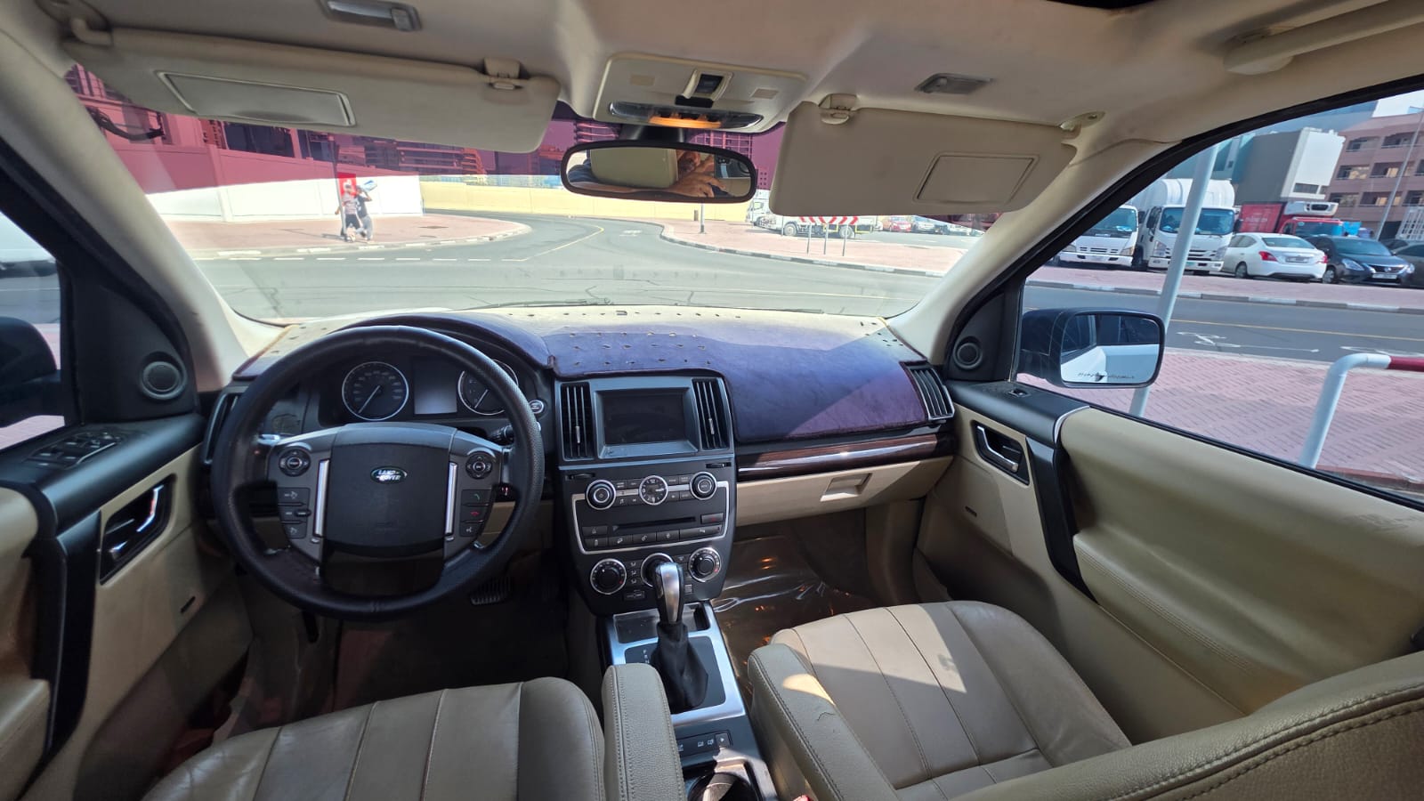 White Land Rover LR2 HSE 2014