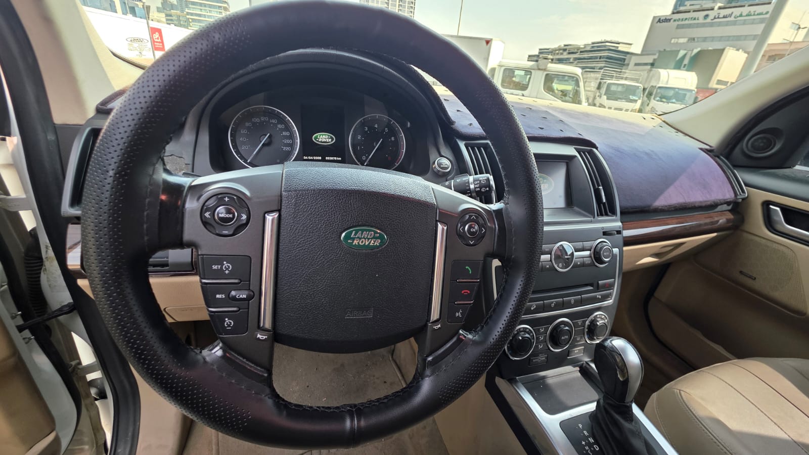 White Land Rover LR2 HSE 2014