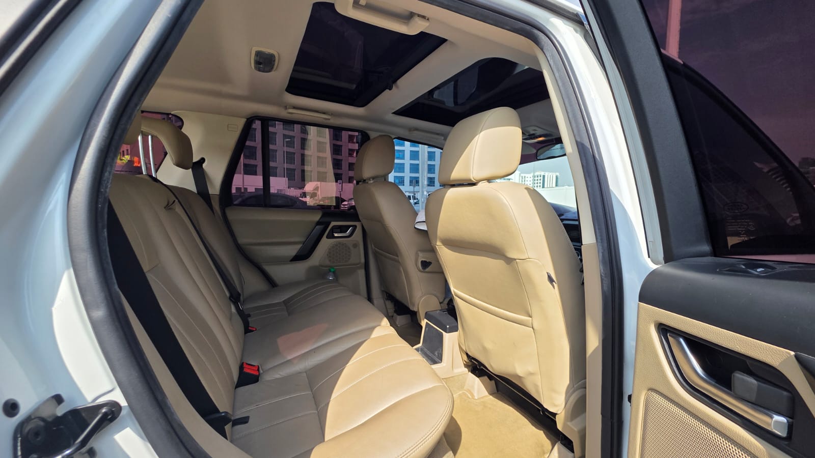 White Land Rover LR2 HSE 2014