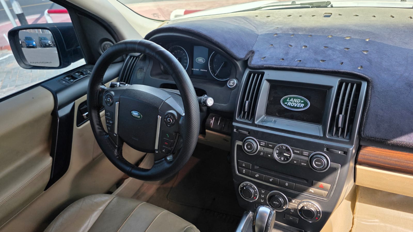 White Land Rover LR2 HSE 2014