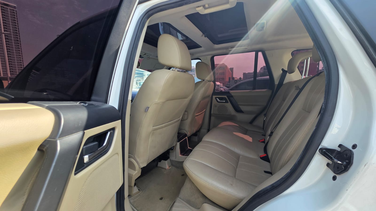 White Land Rover LR2 HSE 2014
