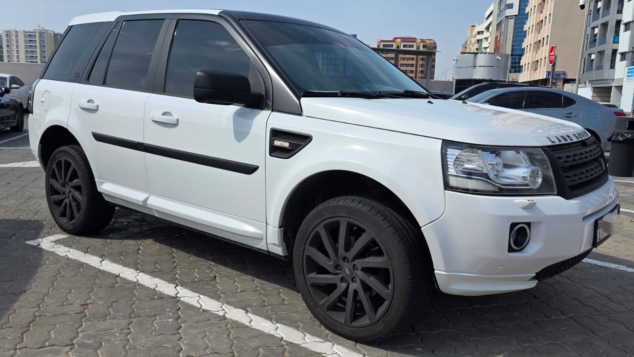 White Land Rover LR2 HSE 2014