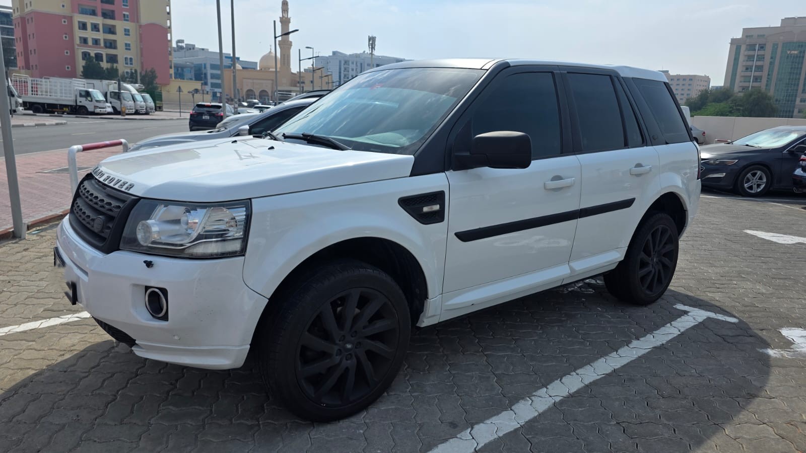 White Land Rover LR2 HSE 2014