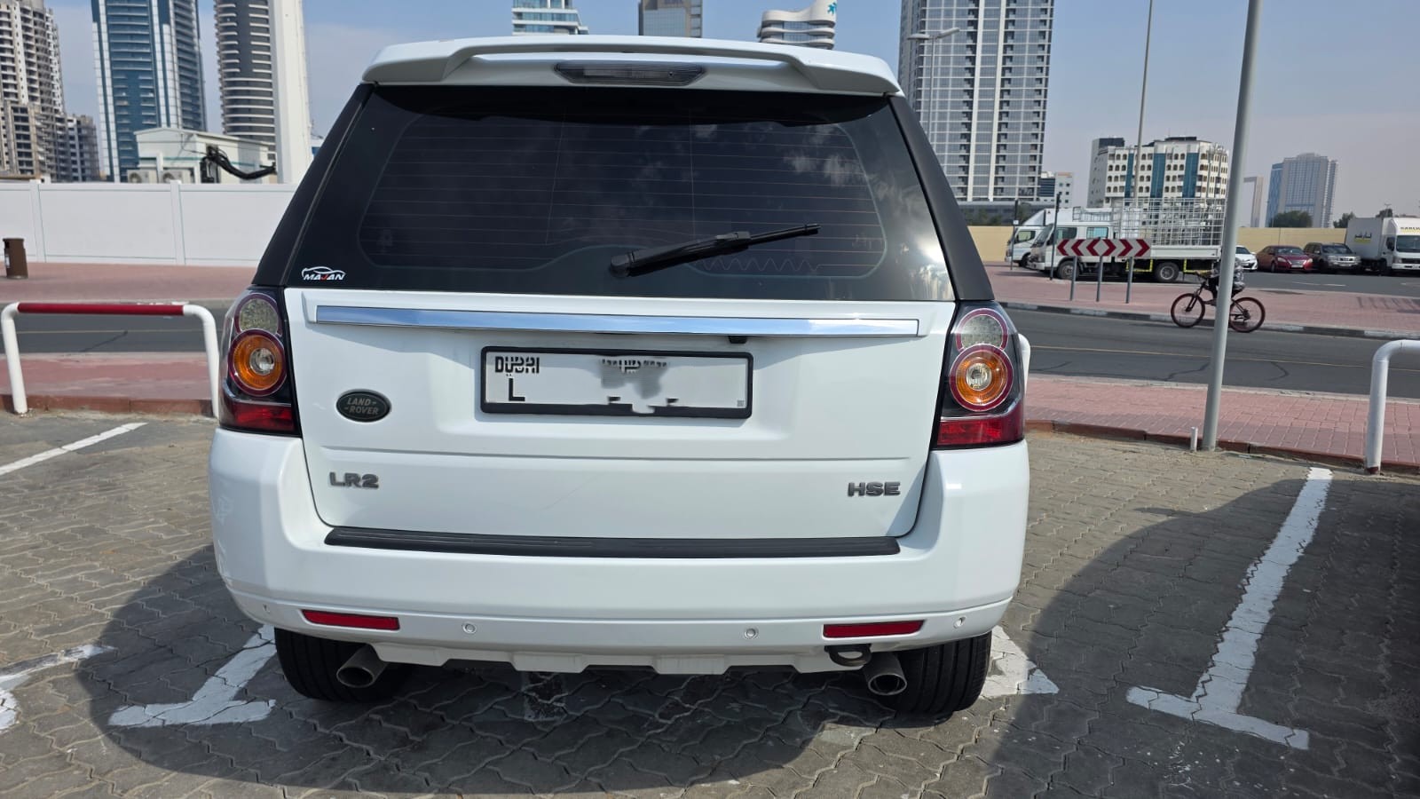 White Land Rover LR2 HSE 2014