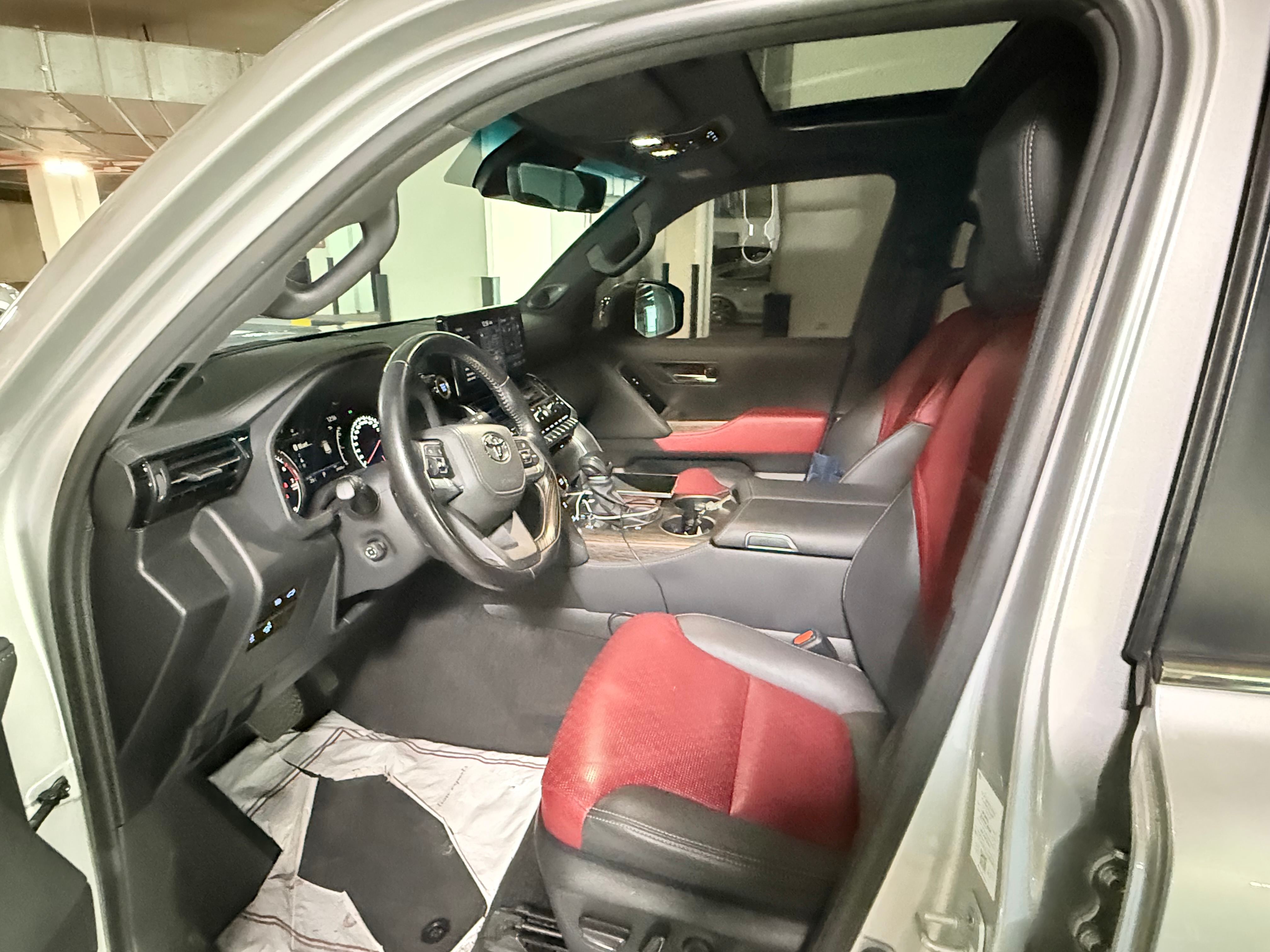 D'argento Toyota Land Cruiser VXR 3.5L 2024