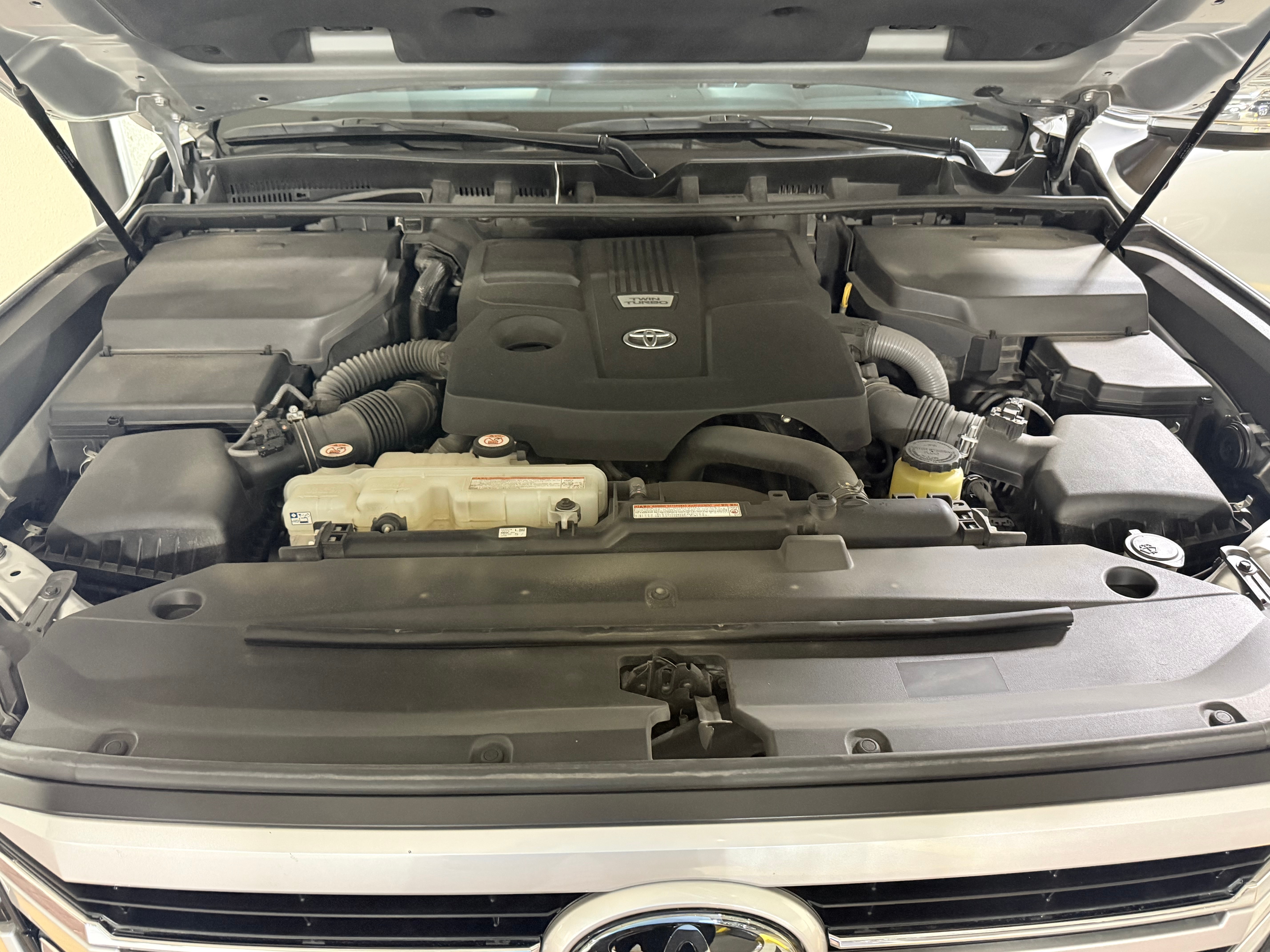 D'argento Toyota Land Cruiser VXR 3.5L 2024