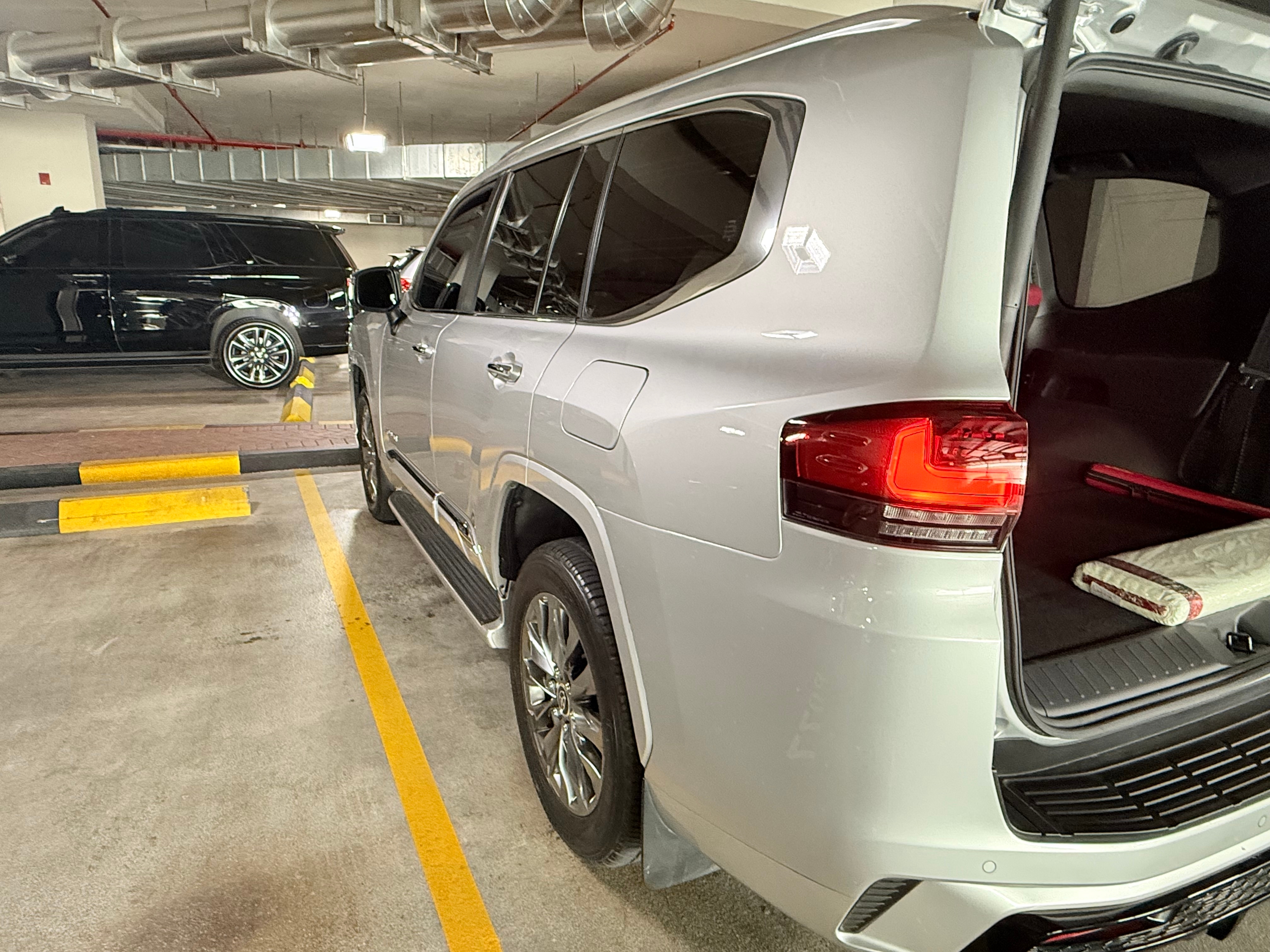 D'argento Toyota Land Cruiser VXR 3.5L 2024