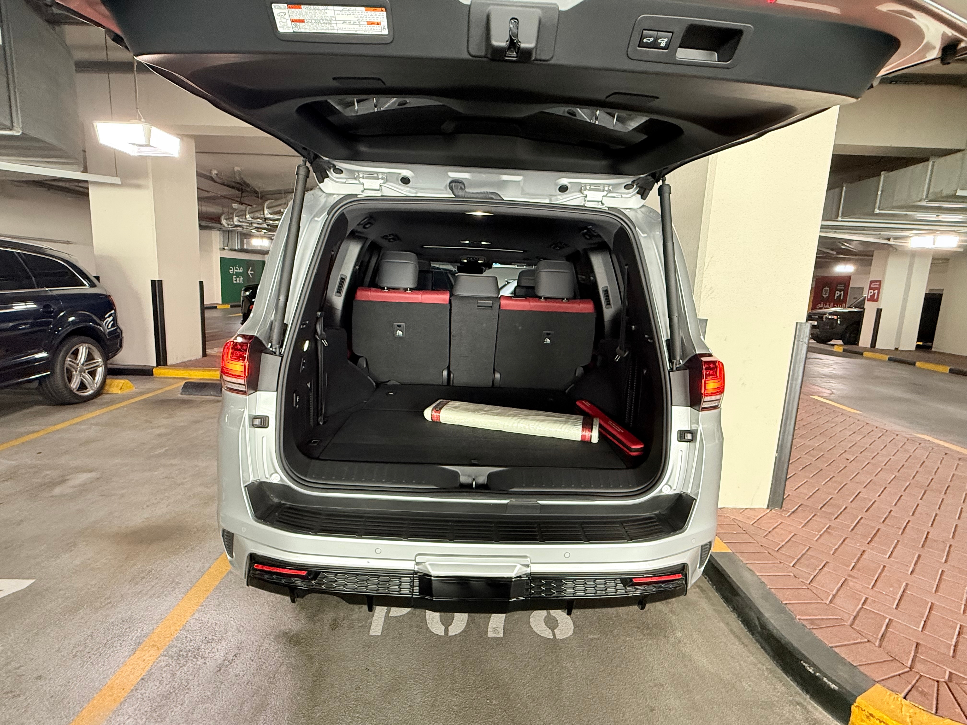D'argento Toyota Land Cruiser VXR 3.5L 2024