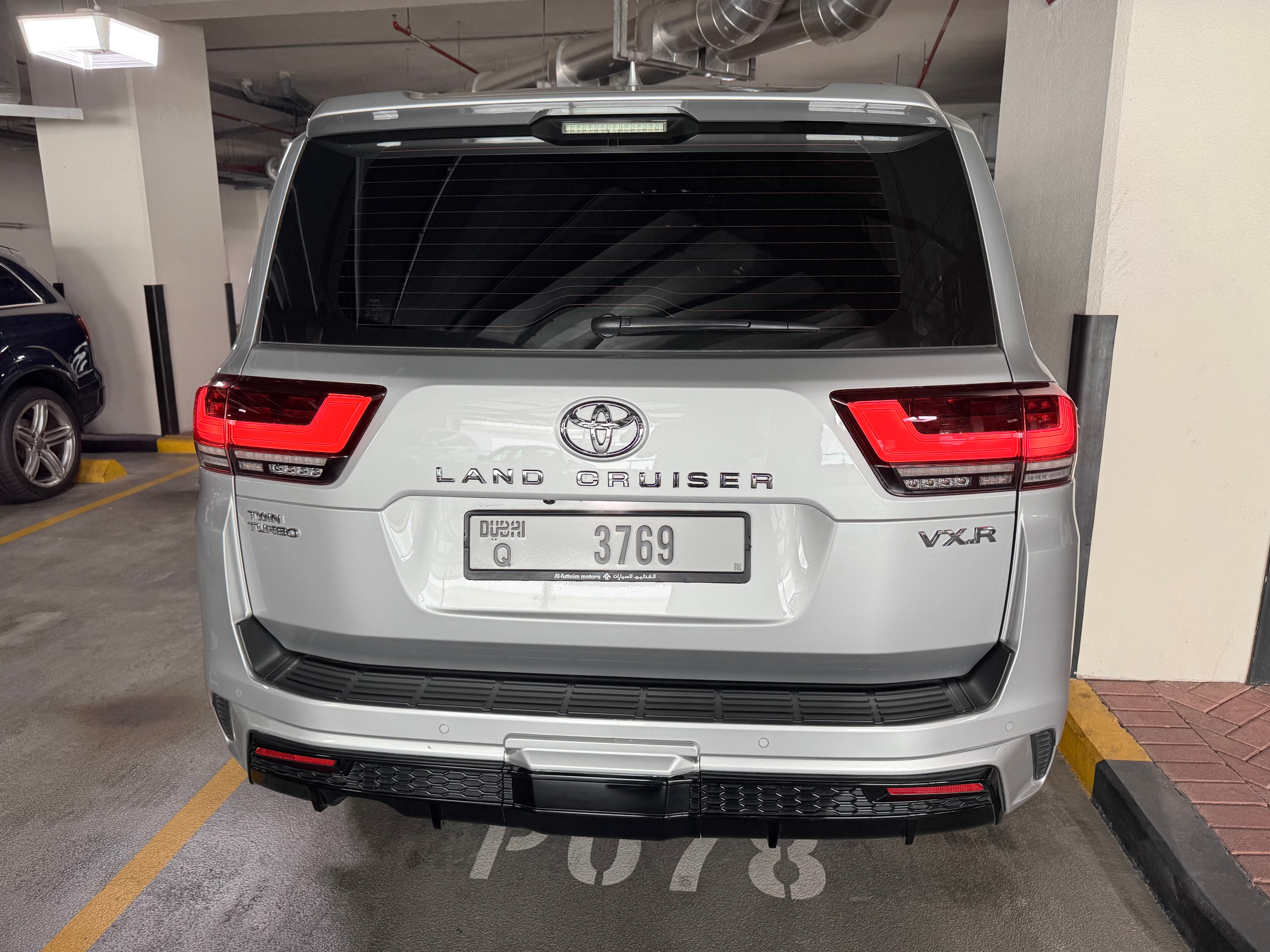 D'argento Toyota Land Cruiser VXR 3.5L 2024