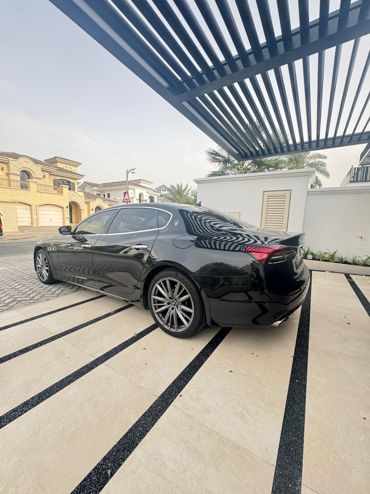 Black Maserati Quattroporte GT 2023