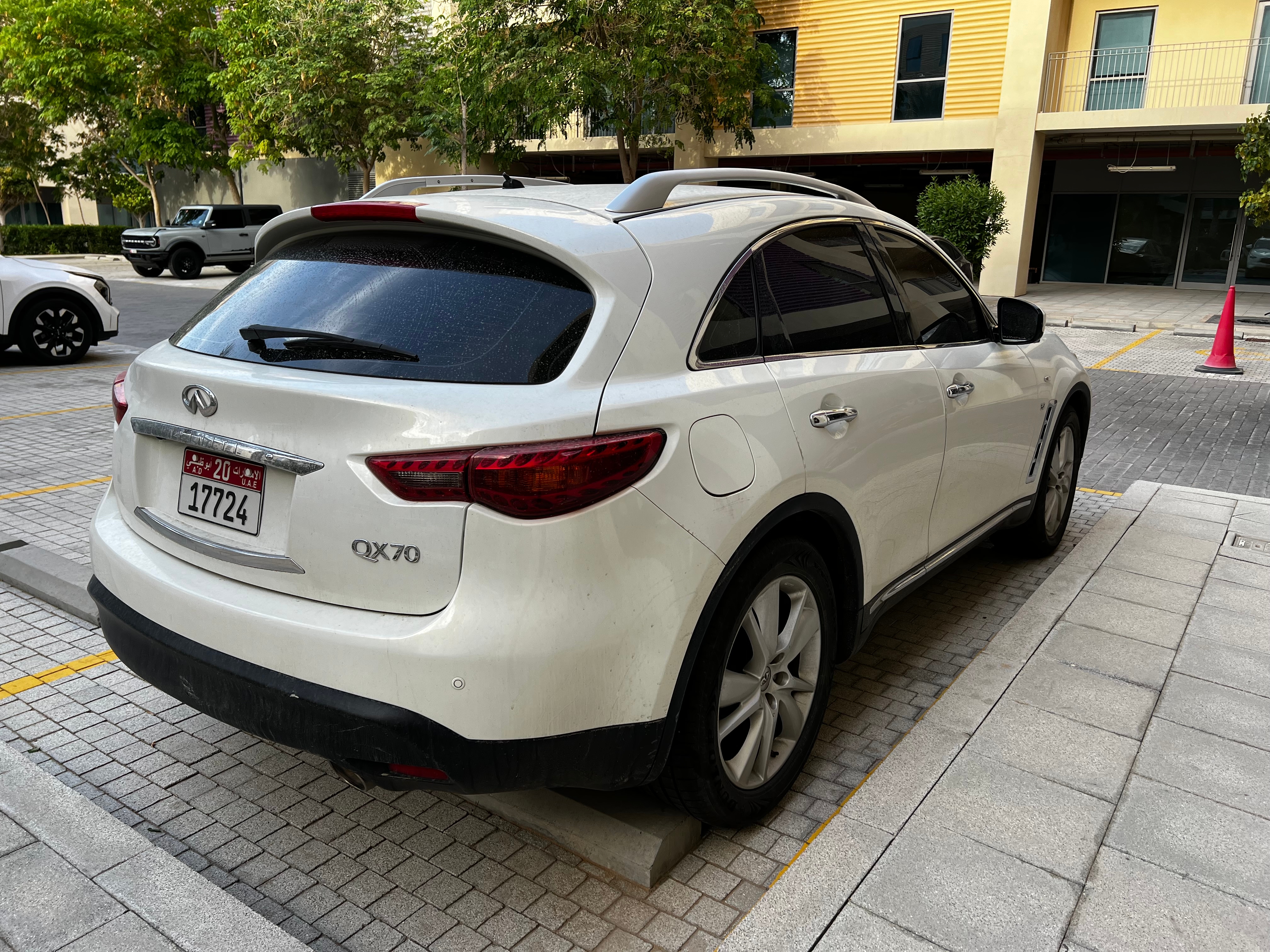 Белый Infiniti QX70 Excellence 2016 год