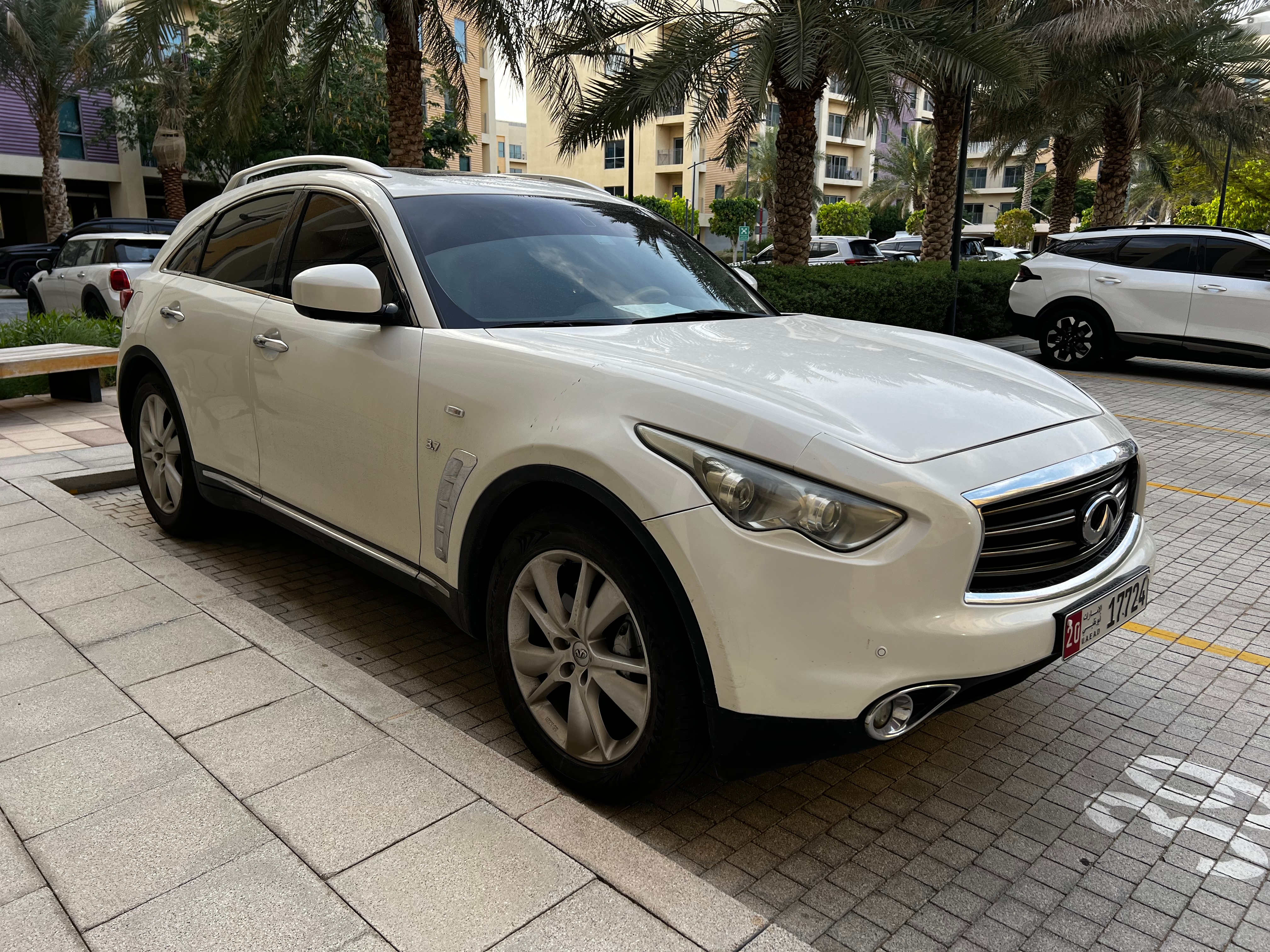 Blanc Infiniti QX70 Excellence 2016