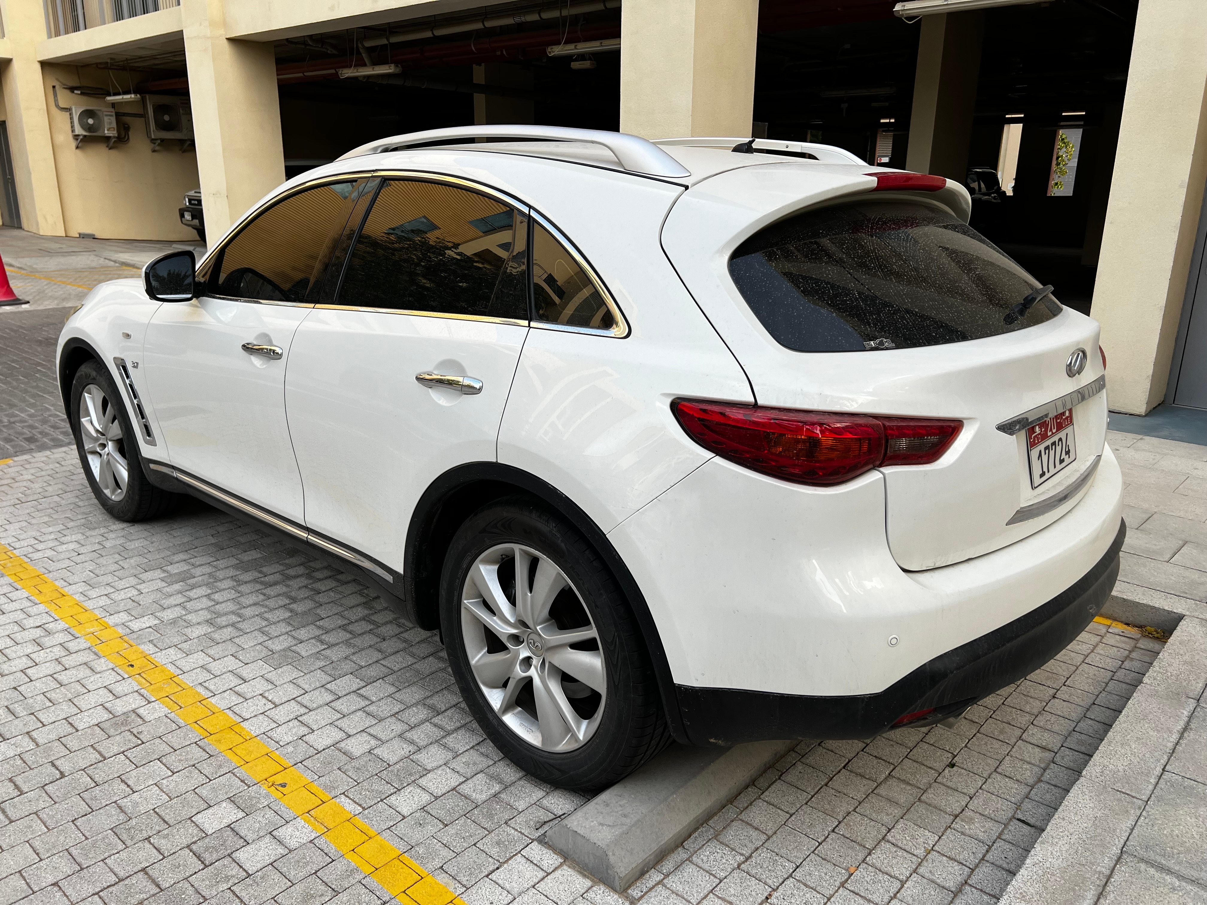 Белый Infiniti QX70 Excellence 2016 год
