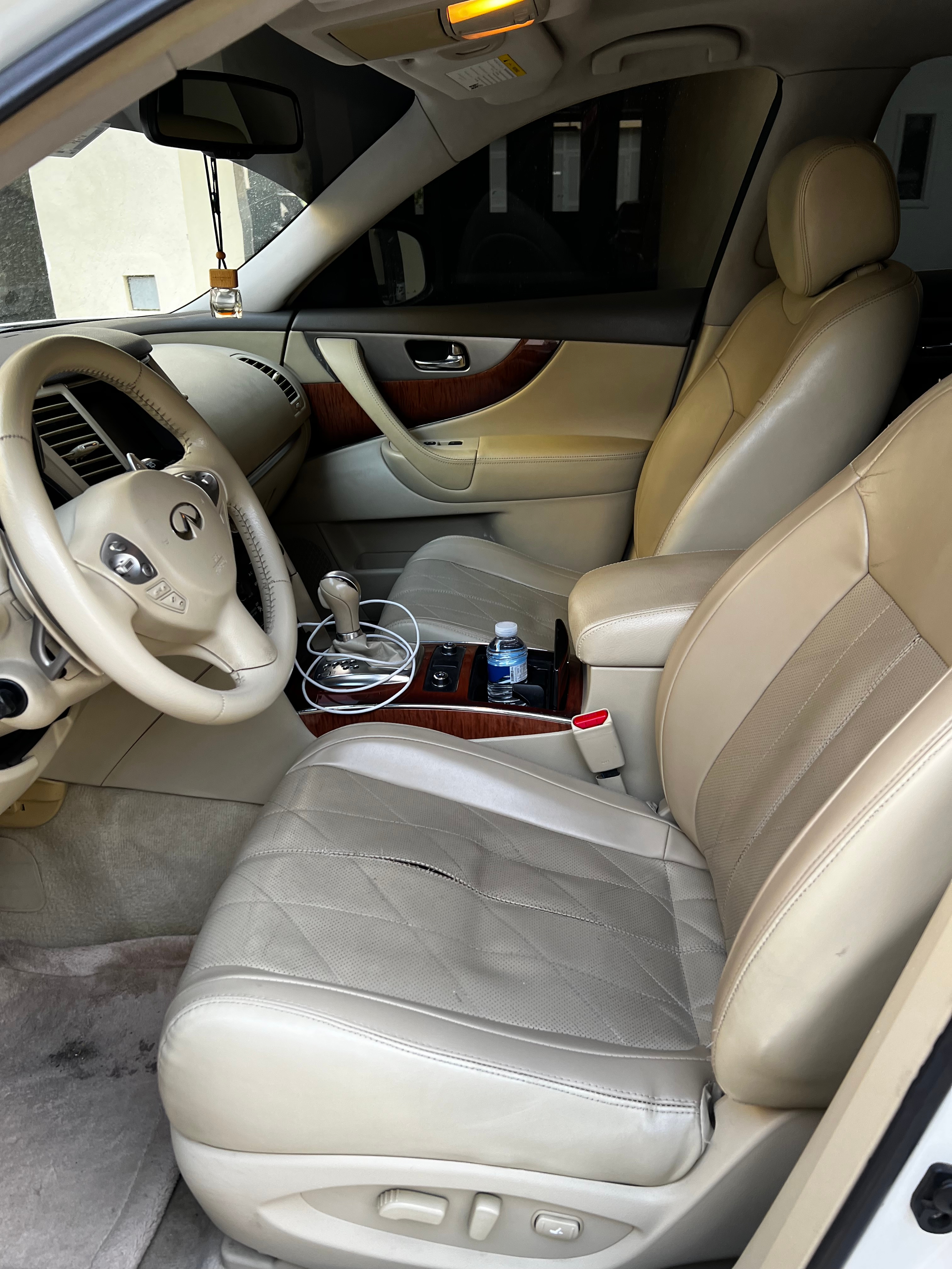 Blanc Infiniti QX70 Excellence 2016